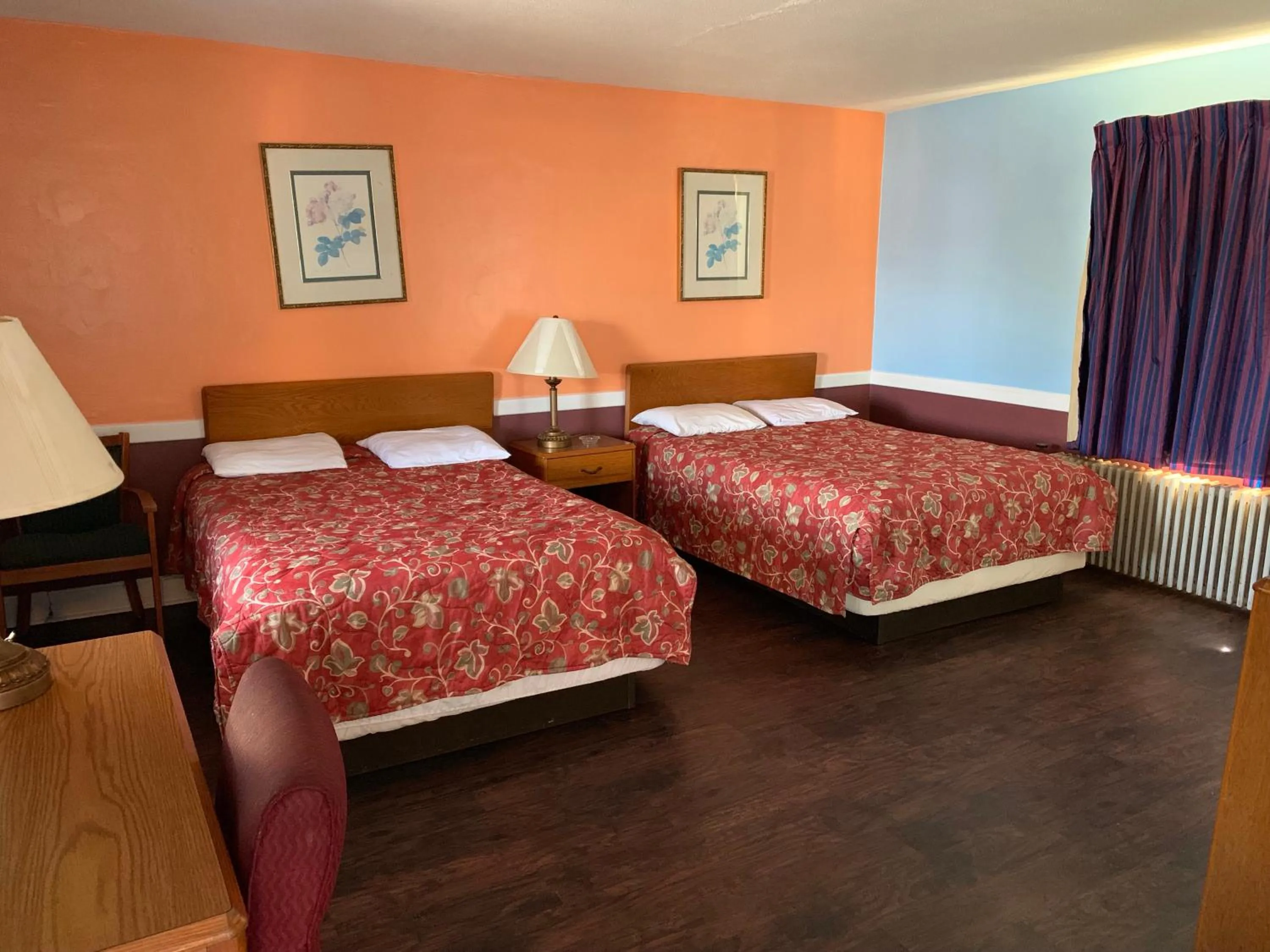 Bed in Royal Inn Motel