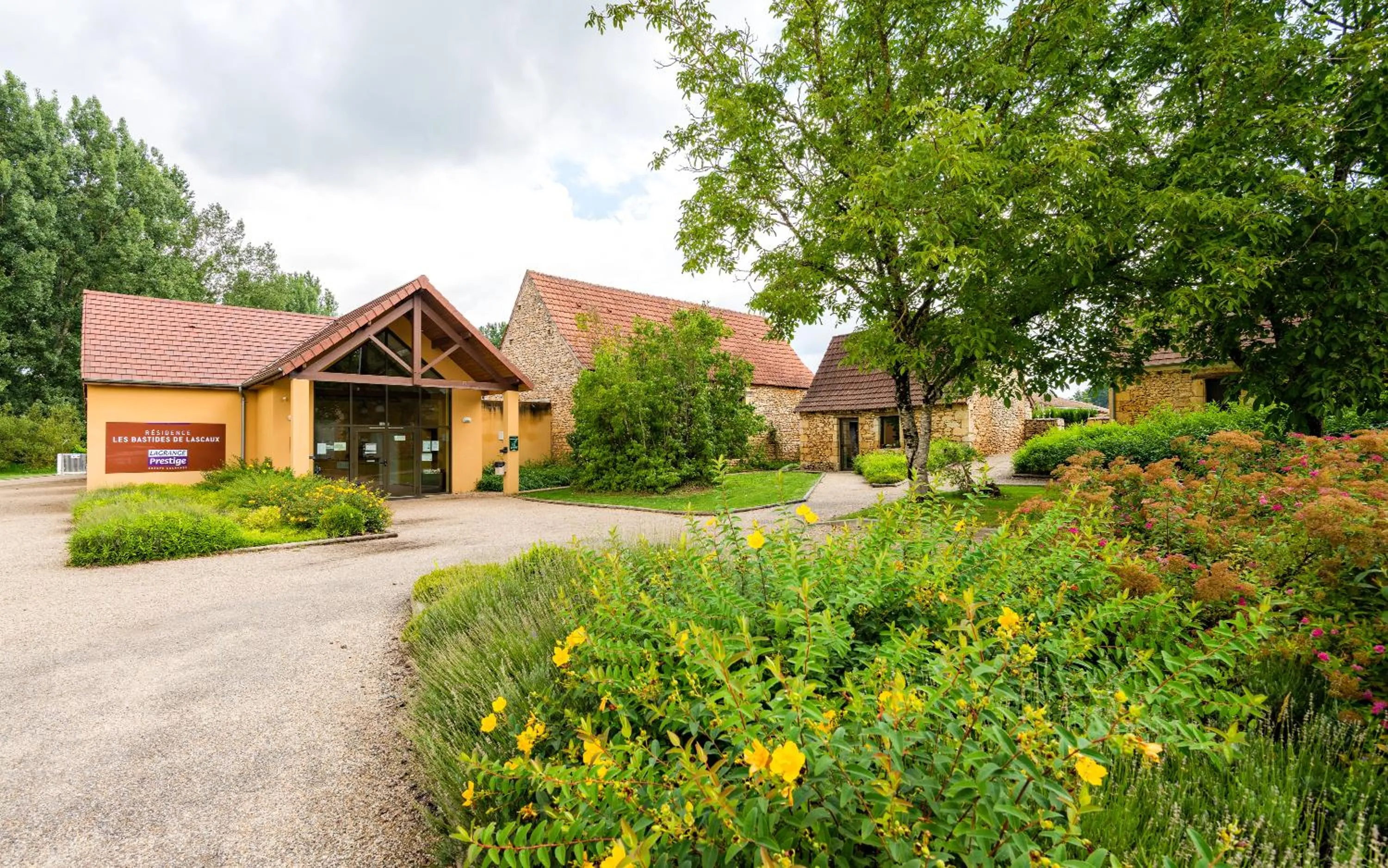 Facade/entrance in Lagrange Vacances Les Bastides de Lascaux