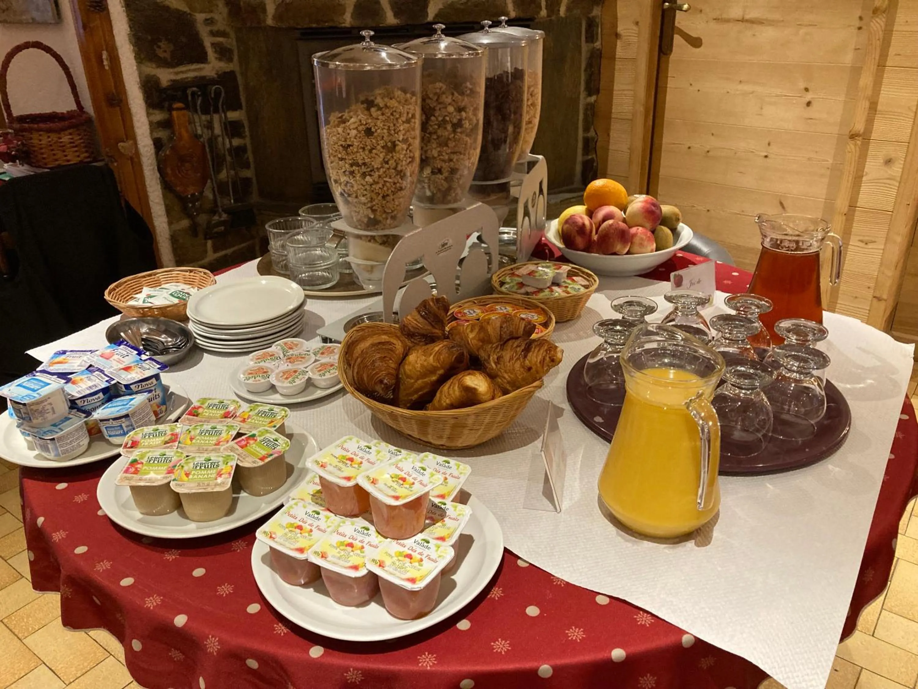 Buffet breakfast in Hôtel Restaurant L'ancienne Auberge