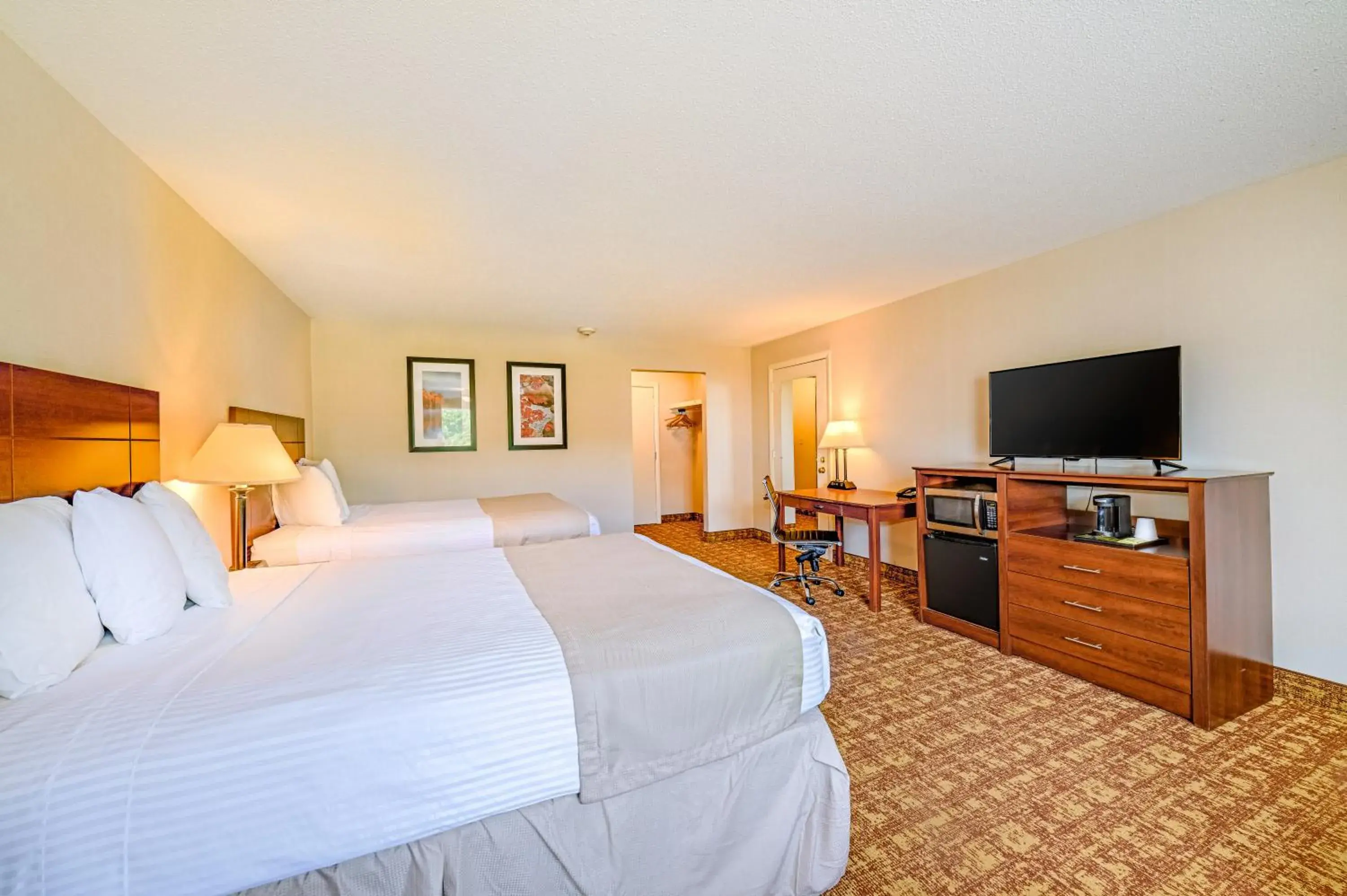 Bed in Town & Country Inn & Resort Bed in Town & Country Inn & Resort