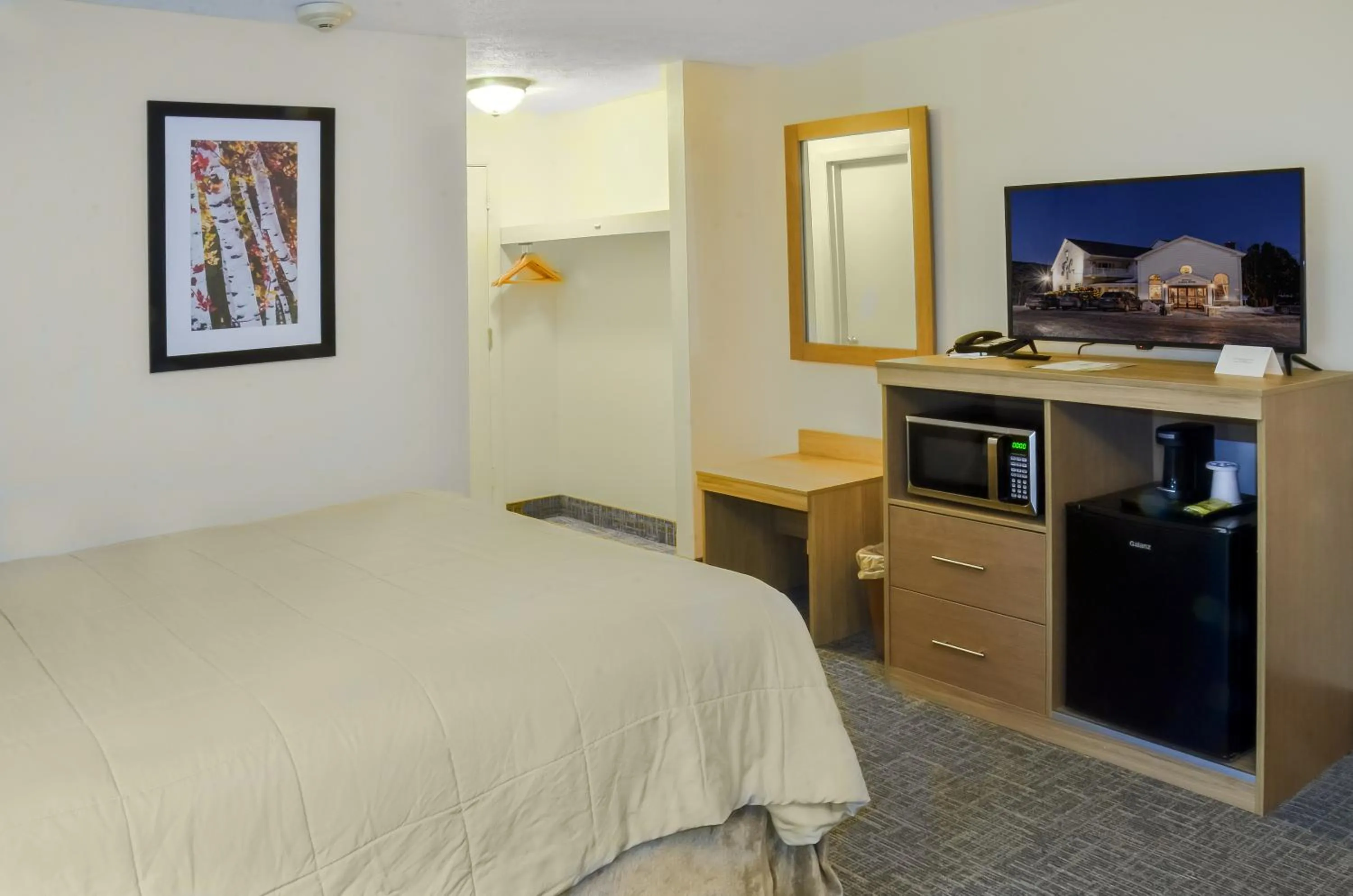 Bed in Town & Country Inn & Resort