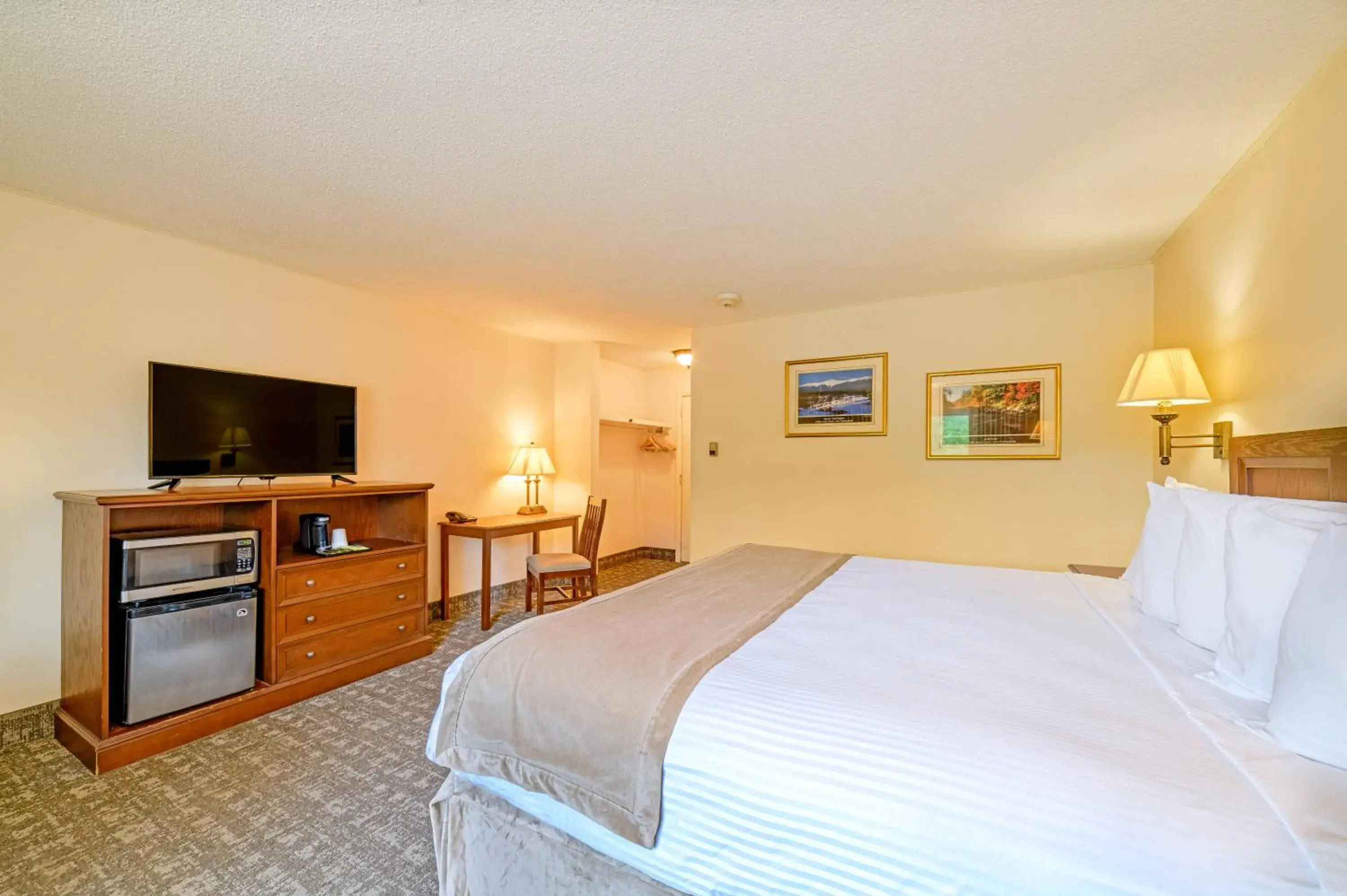 Bed in Town & Country Inn & Resort Bed in Town & Country Inn & Resort