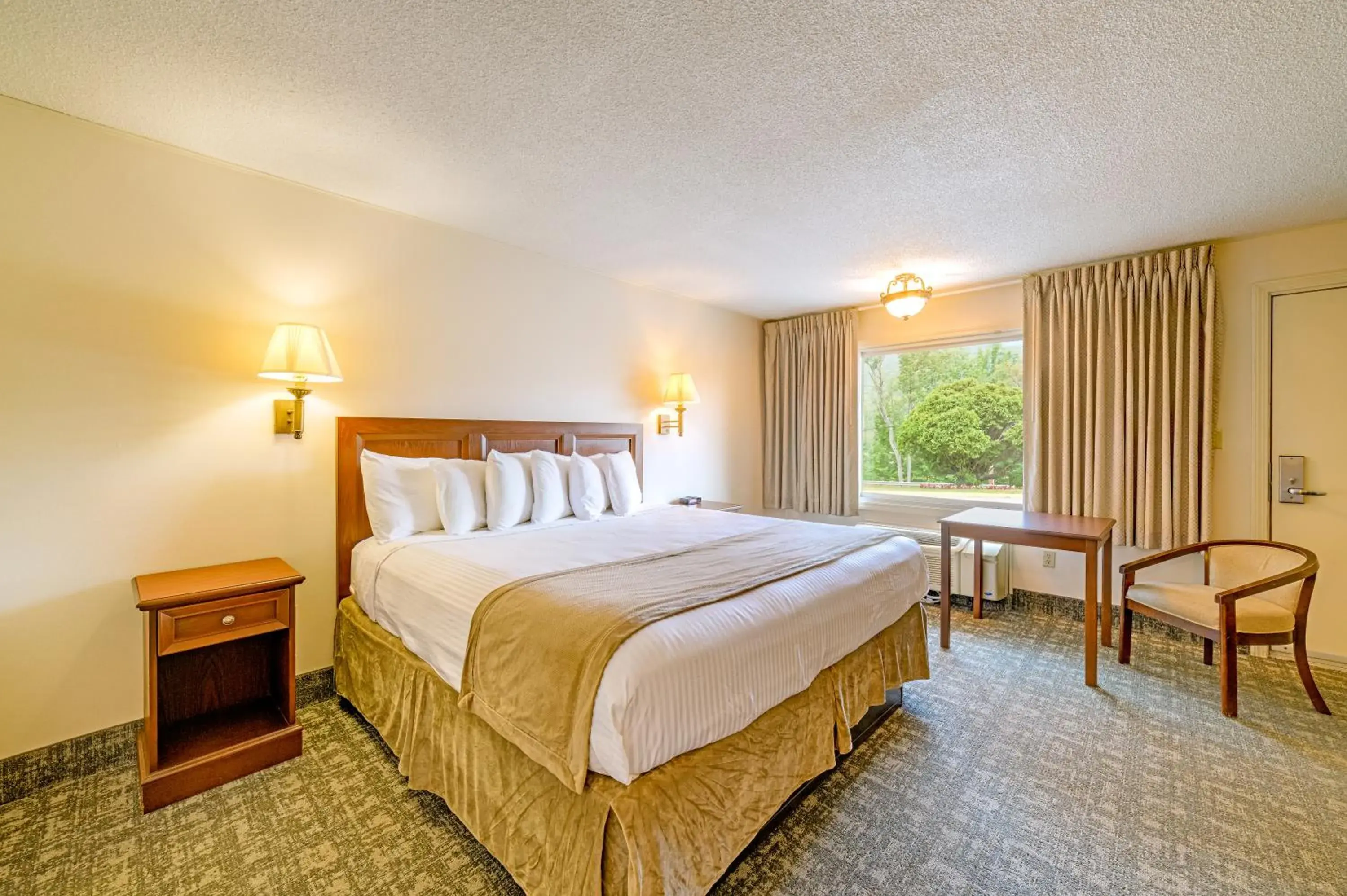 Bed in Town & Country Inn & Resort Bed in Town & Country Inn & Resort