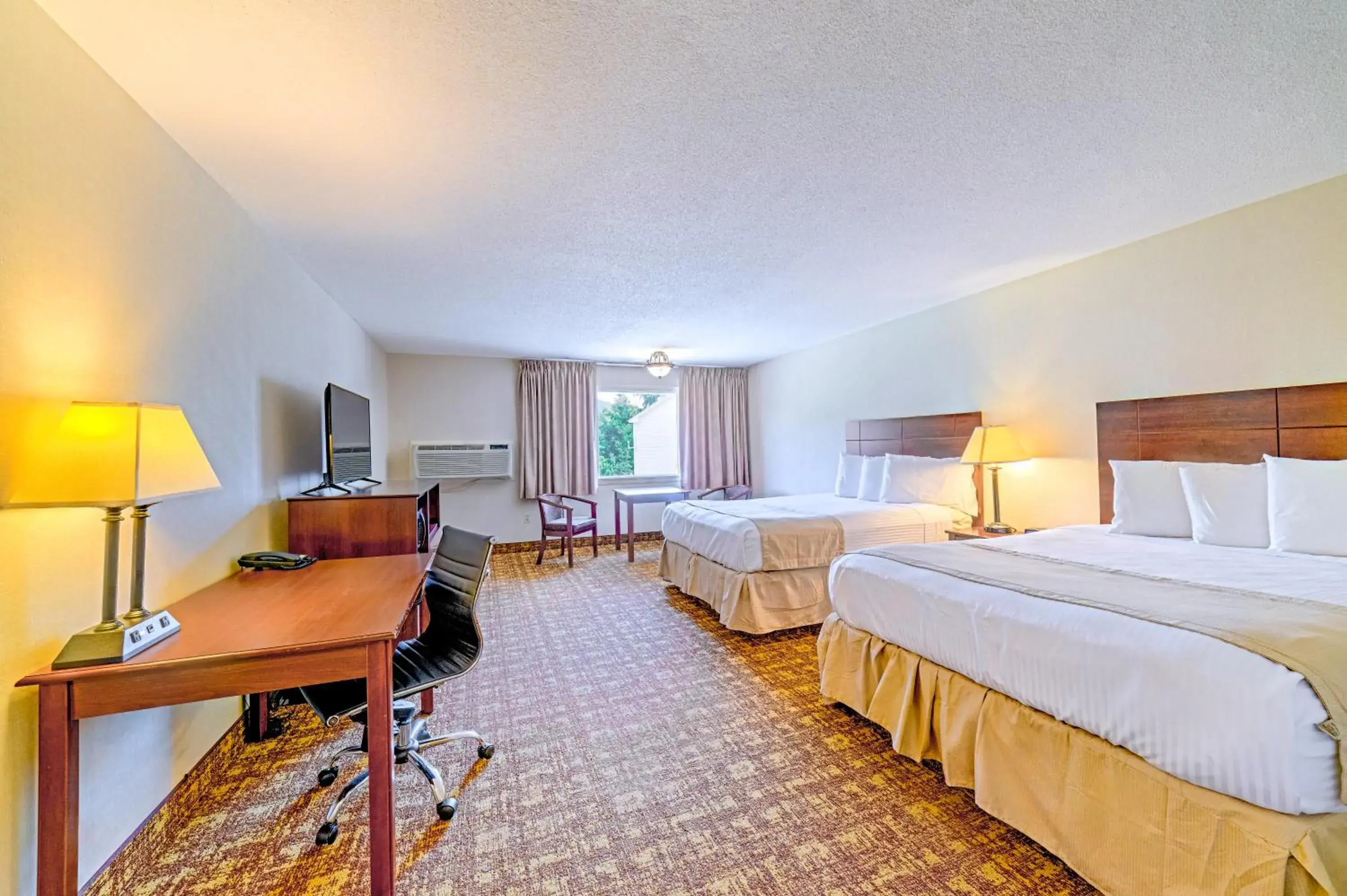 Bed in Town & Country Inn & Resort Bed in Town & Country Inn & Resort