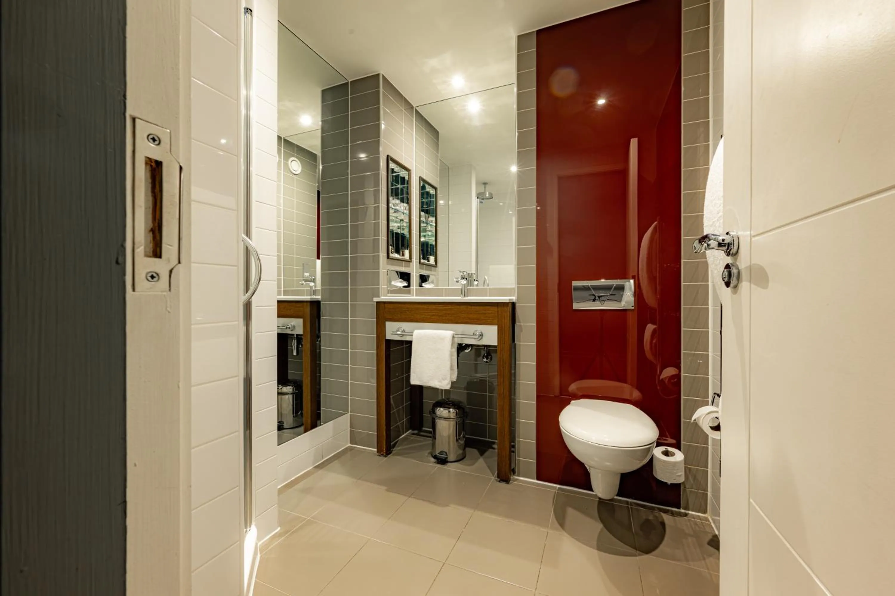 Shower in Dakota Eurocentral