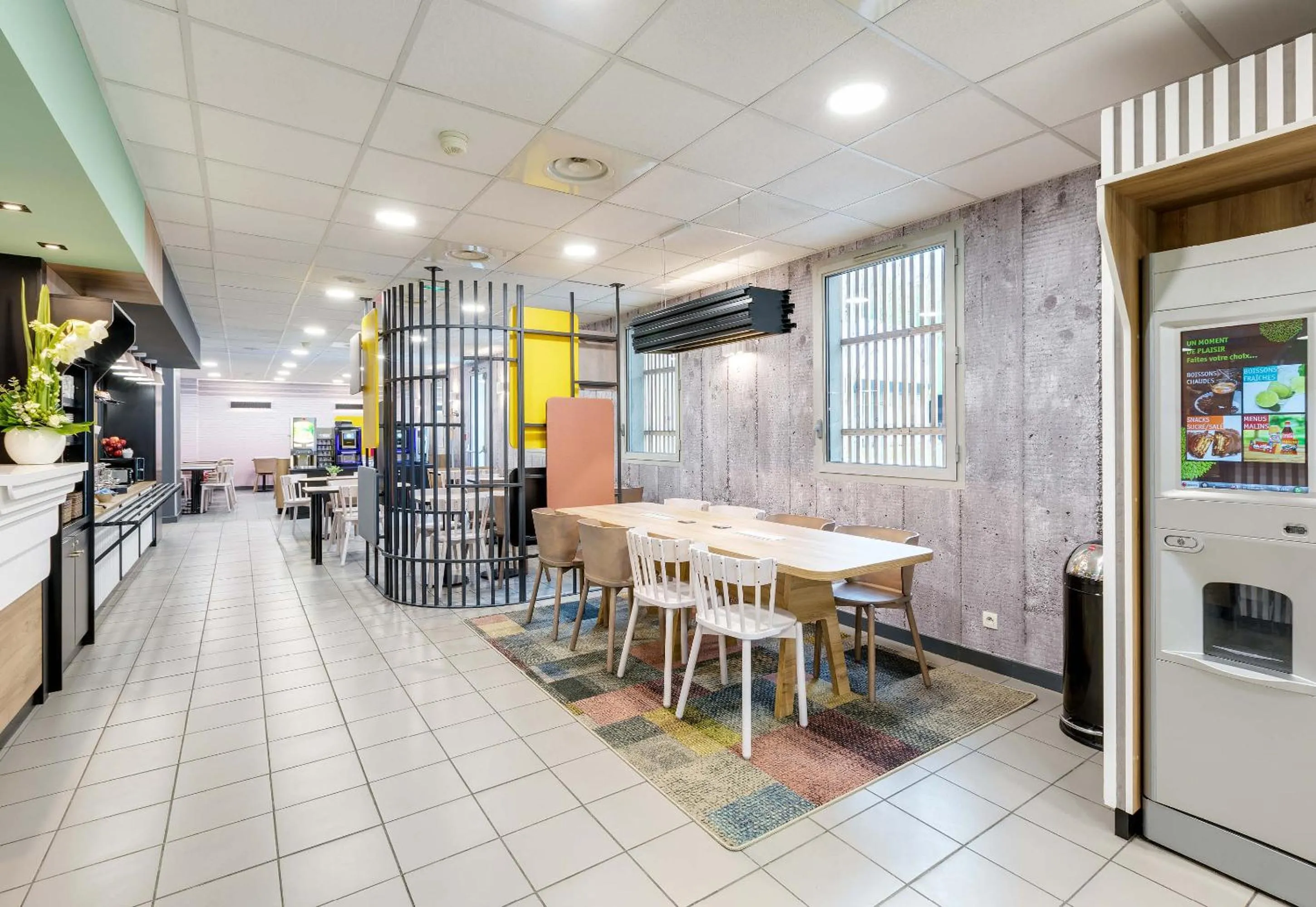 Lobby or reception in B&B HOTEL Lille Centre Grand Palais