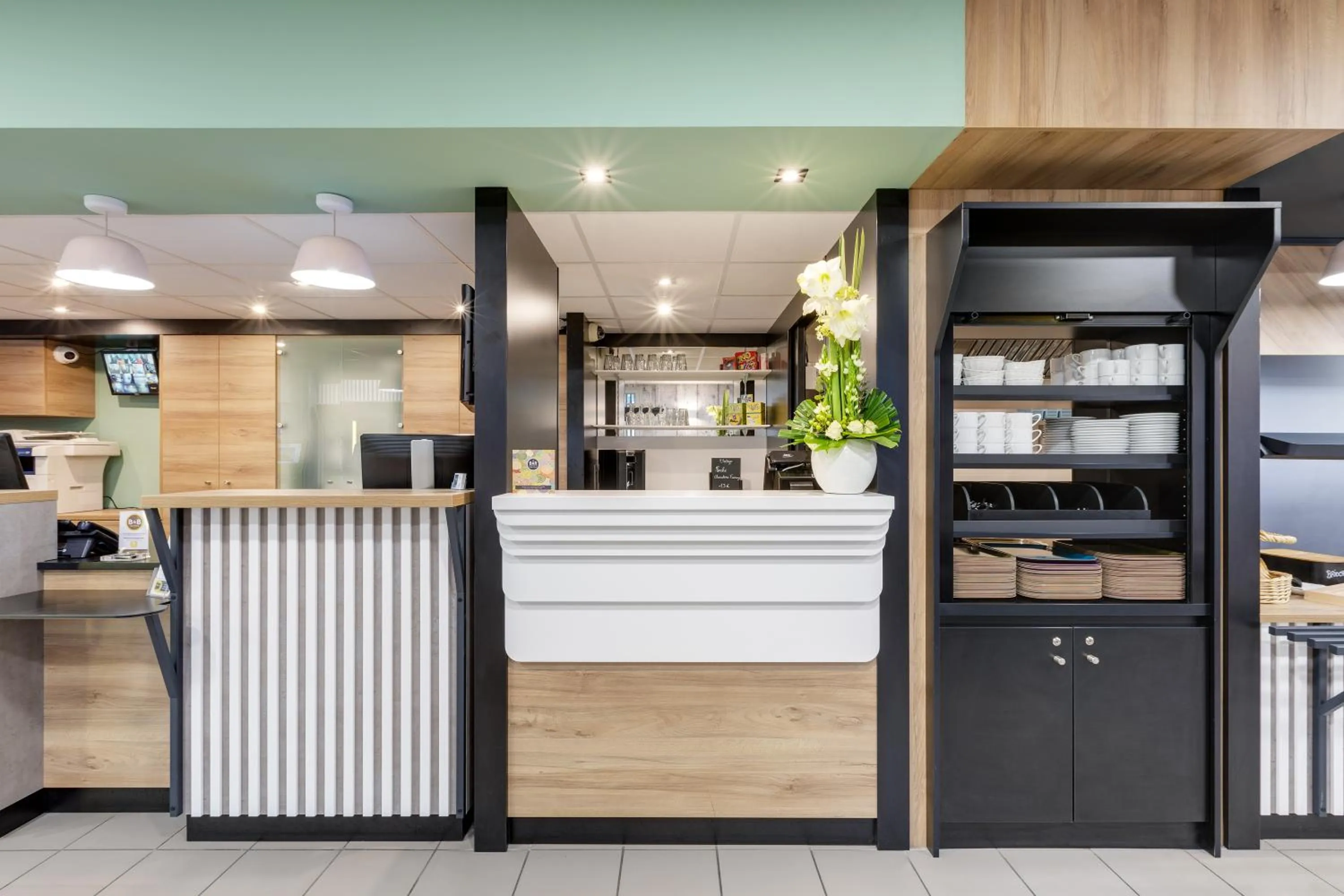 Lobby or reception in B&B HOTEL Lille Centre Grand Palais