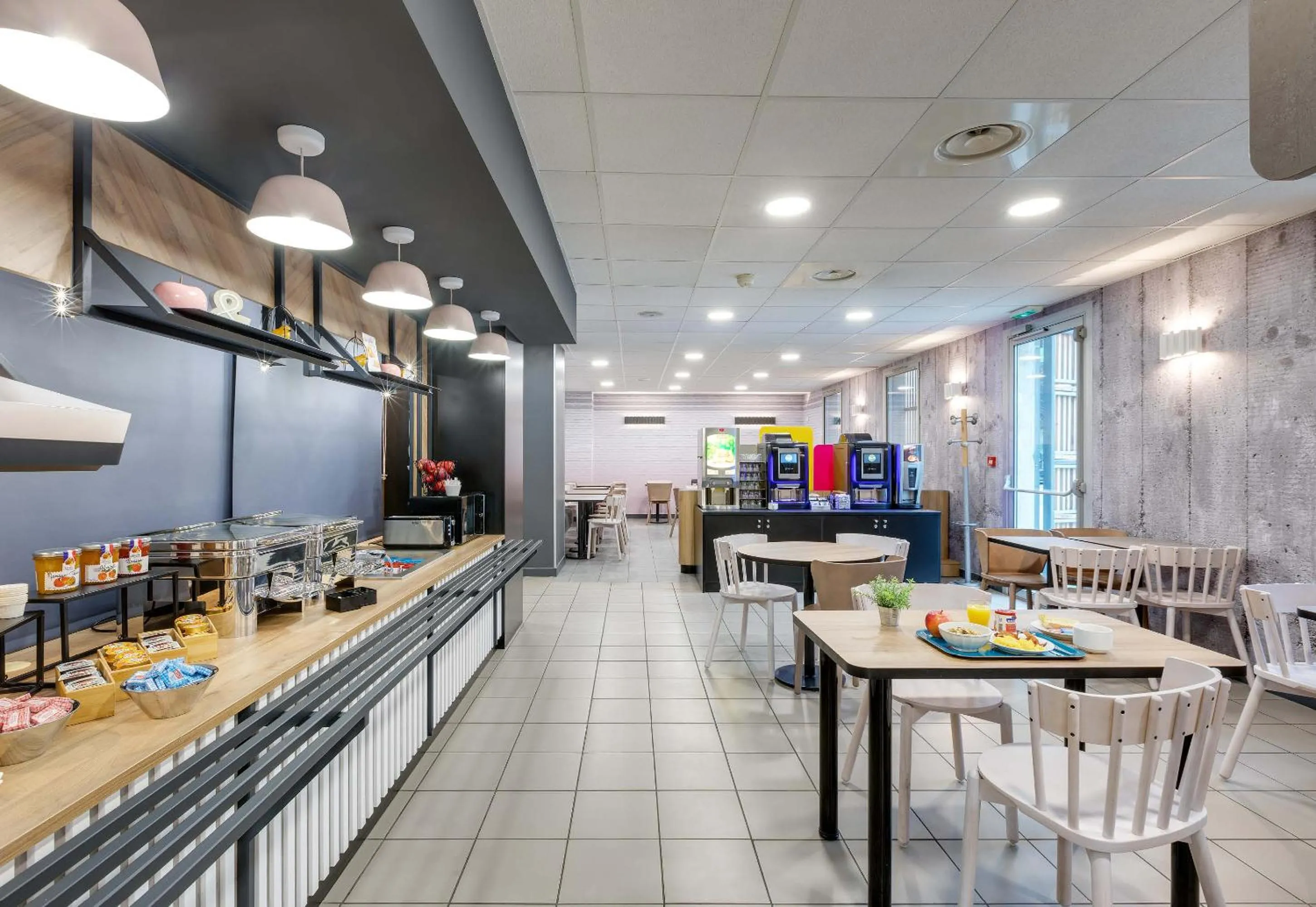 Restaurant/places to eat in B&B HOTEL Lille Centre Grand Palais