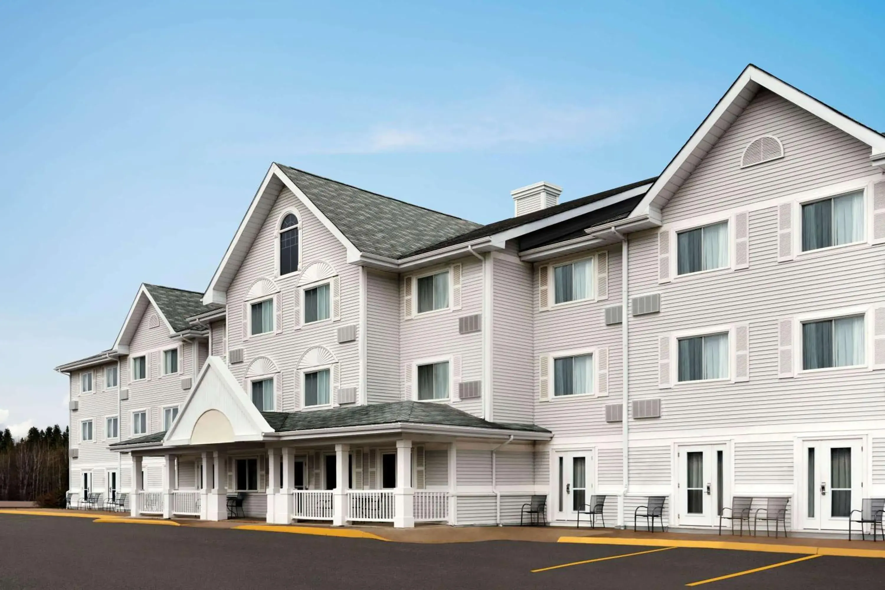 Property building in Travelodge Suites by Wyndham Moncton Property building in Travelodge Suites by Wyndham Moncton