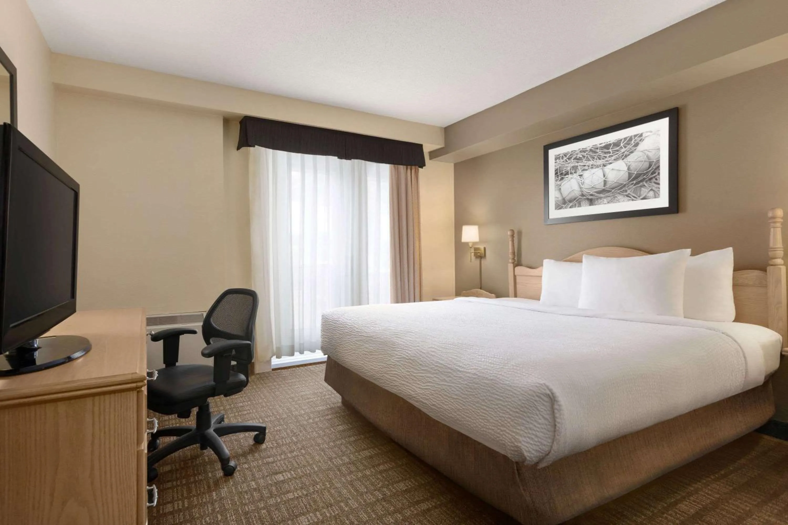 Photo of the whole room, Bed in Travelodge Suites by Wyndham Moncton