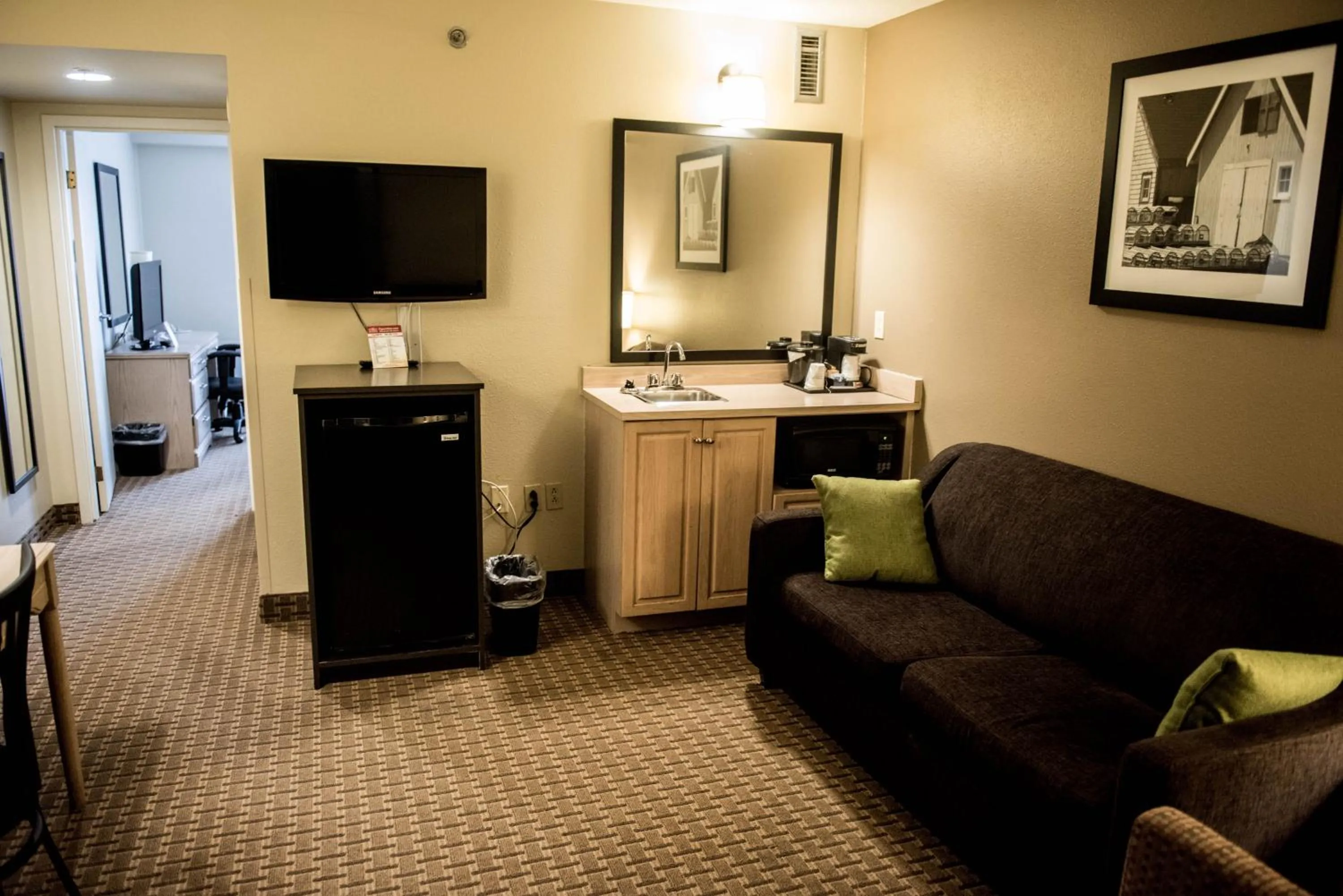TV and multimedia in Travelodge Suites by Wyndham Moncton