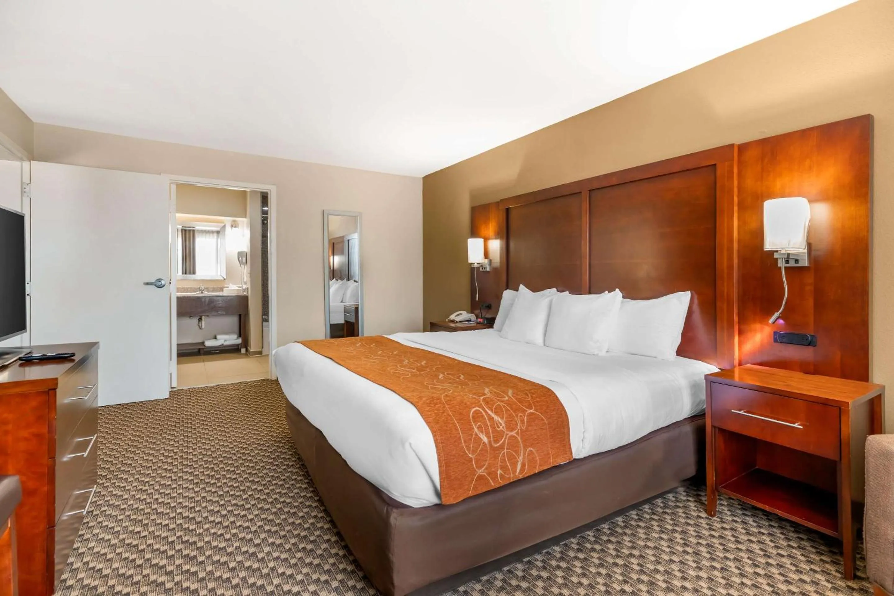 Bedroom, Bed in Comfort Suites Port Allen - Baton Rouge