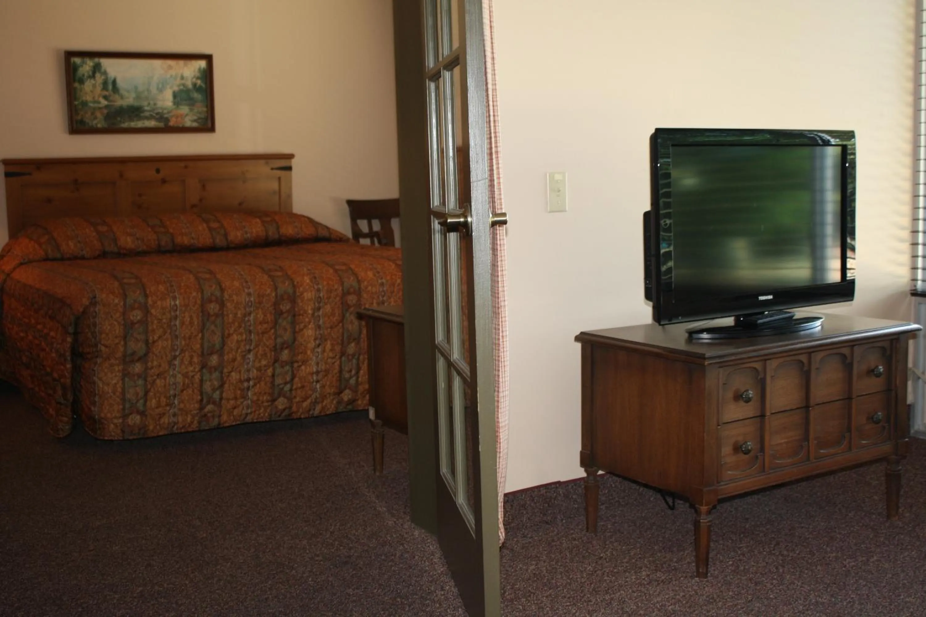 Bed, TV/Entertainment Center in Outback Roadhouse Motel & Suites Branson