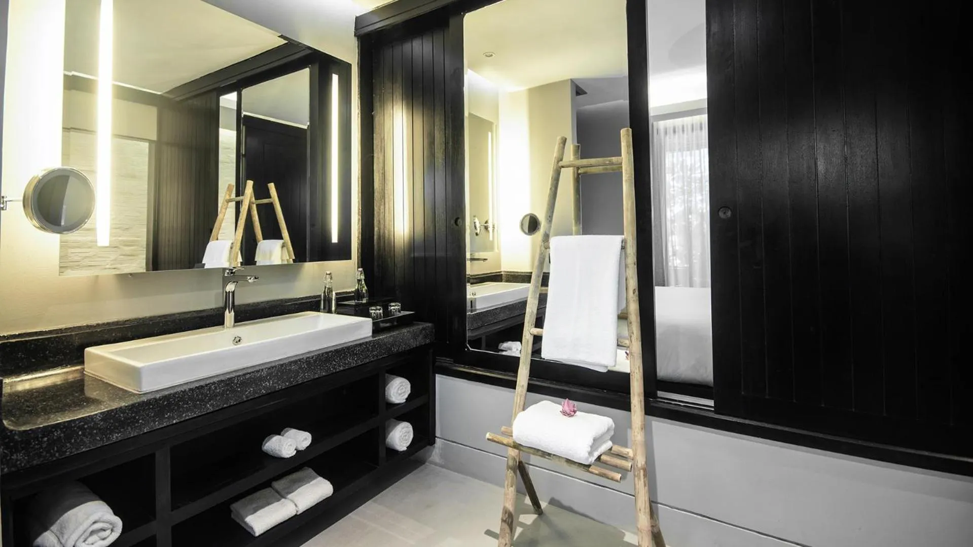 Shower in Anjali by Syphon