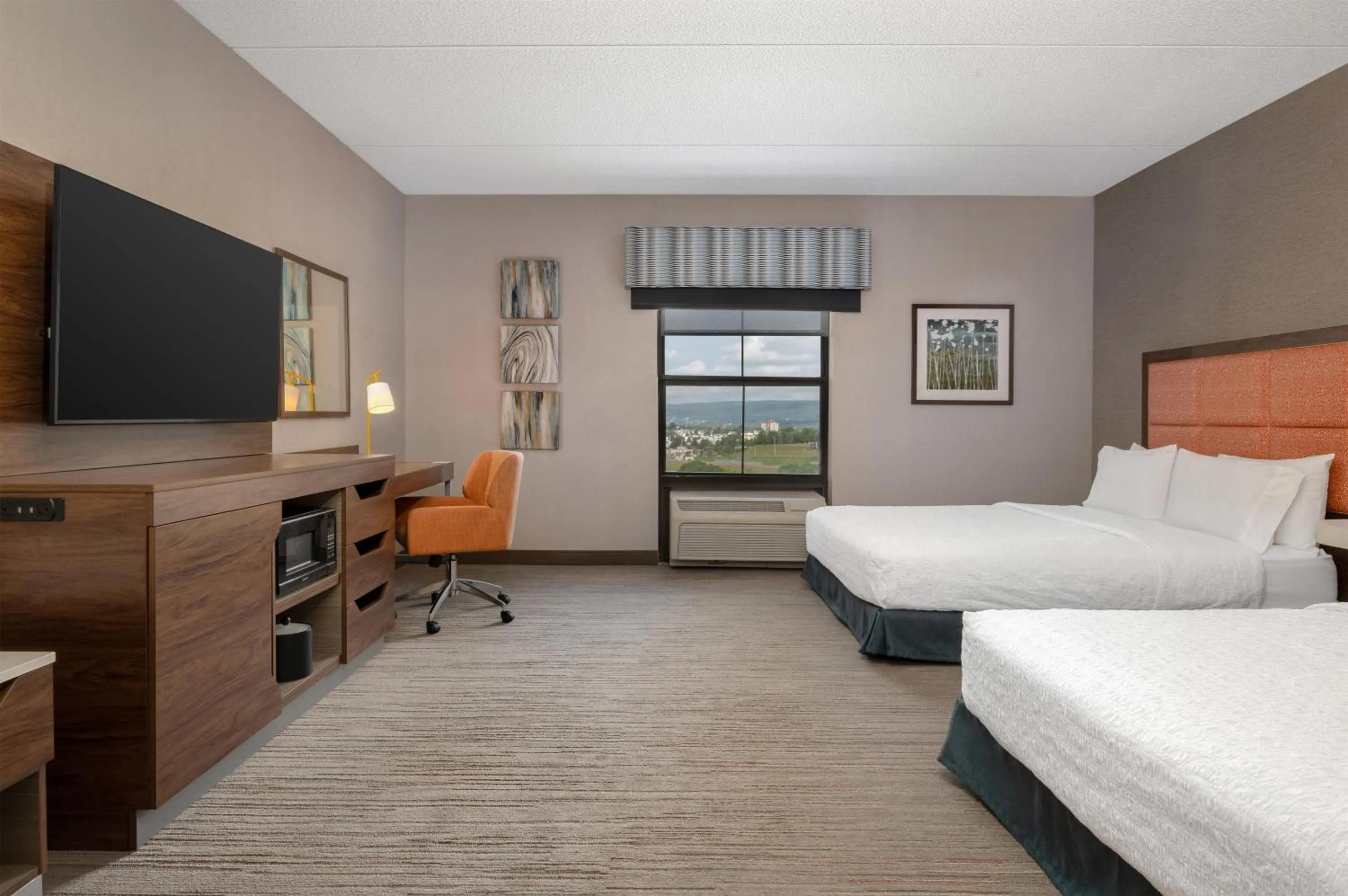 Bed in Hampton Inn & Suites Wilkes-Barre