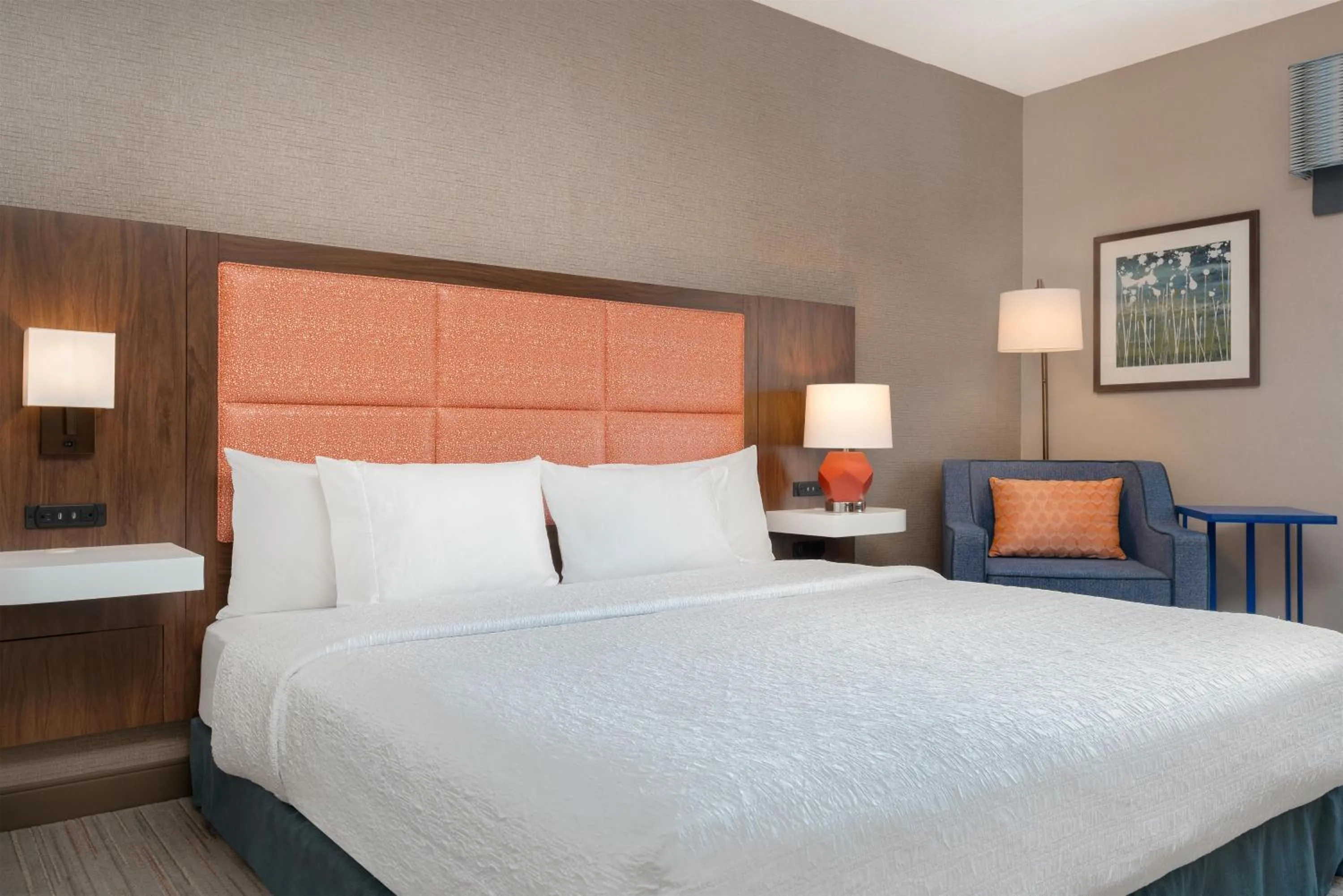 Bed in Hampton Inn & Suites Wilkes-Barre