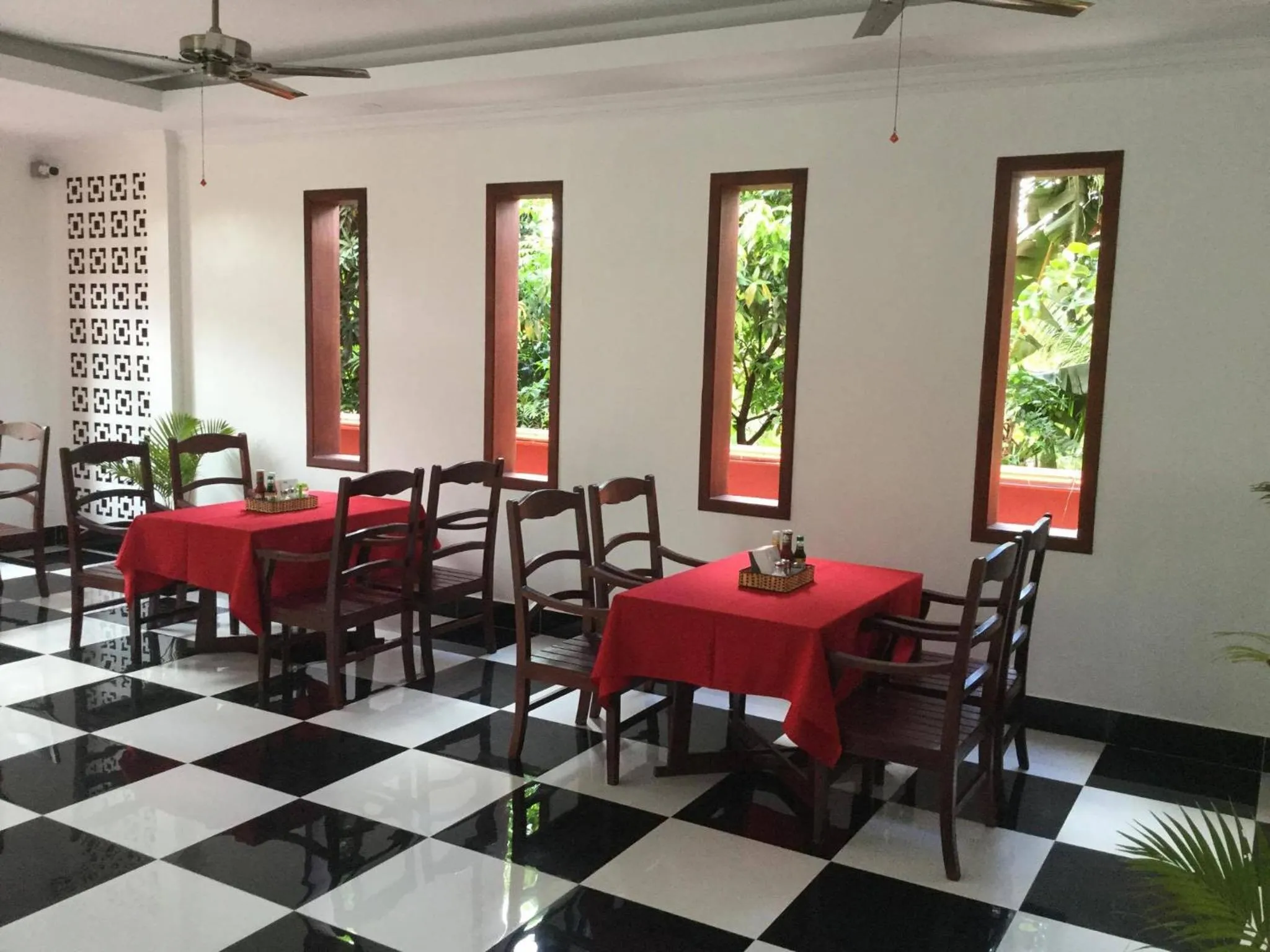 Restaurant/places to eat in Bou Savy Villa