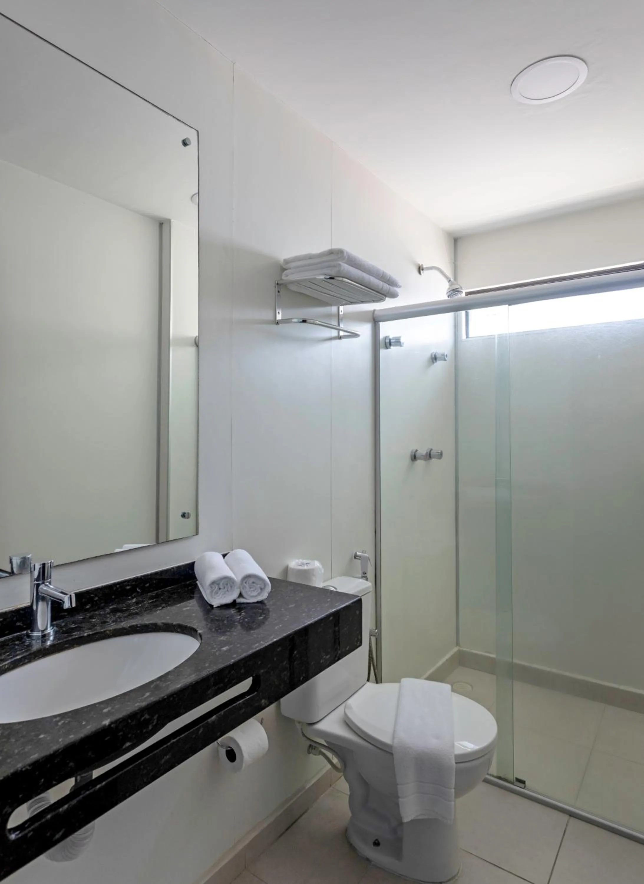 Bathroom in Marinas Maceió Hotel