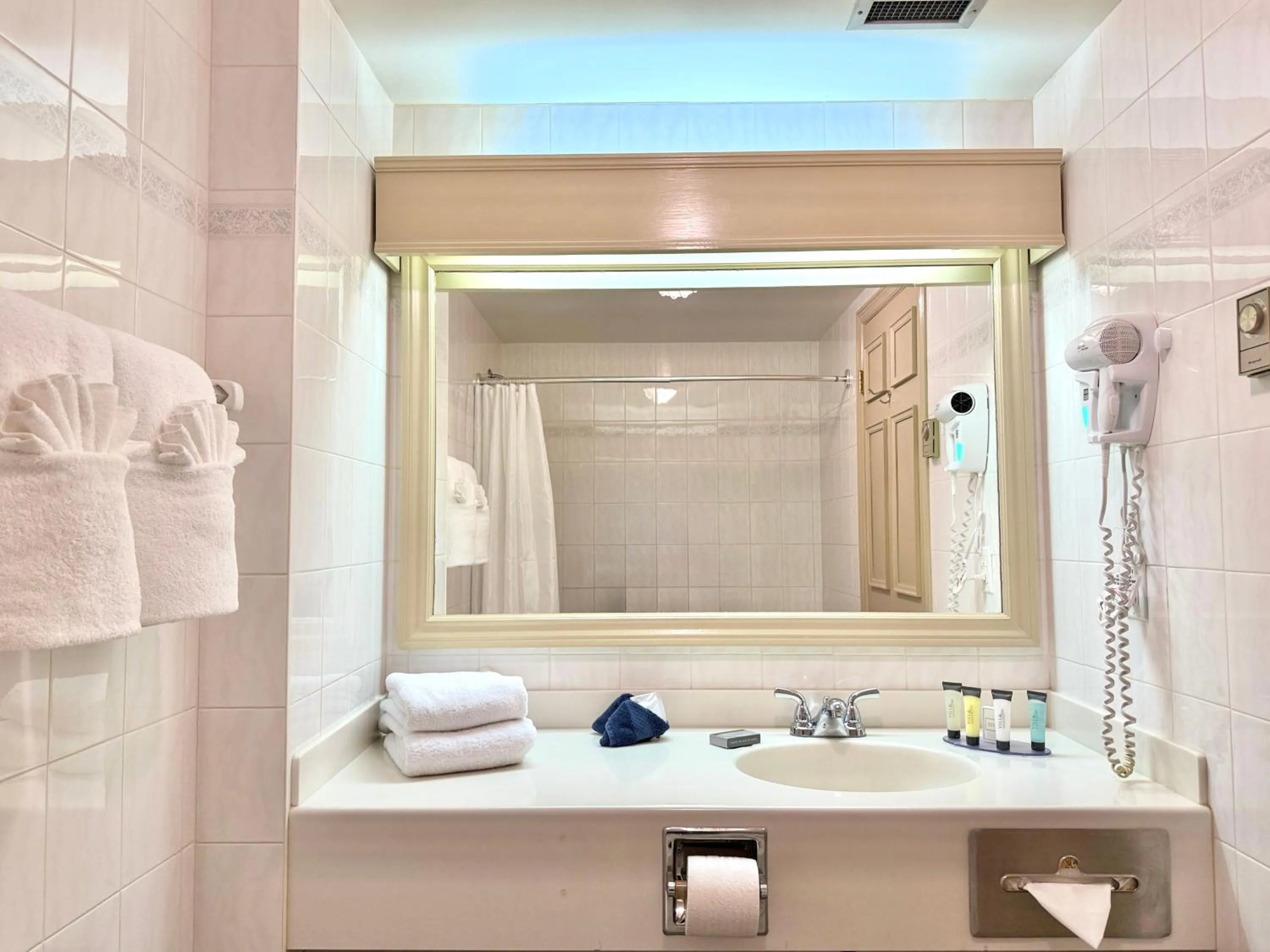 Shower in Inn on the Lake