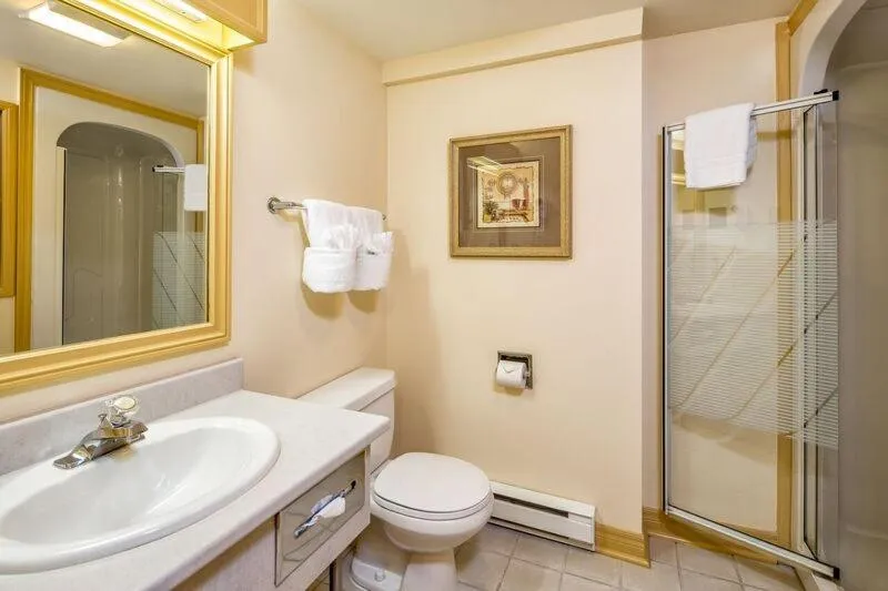 Superior King Room - Non-Smoking in Inn on the Lake