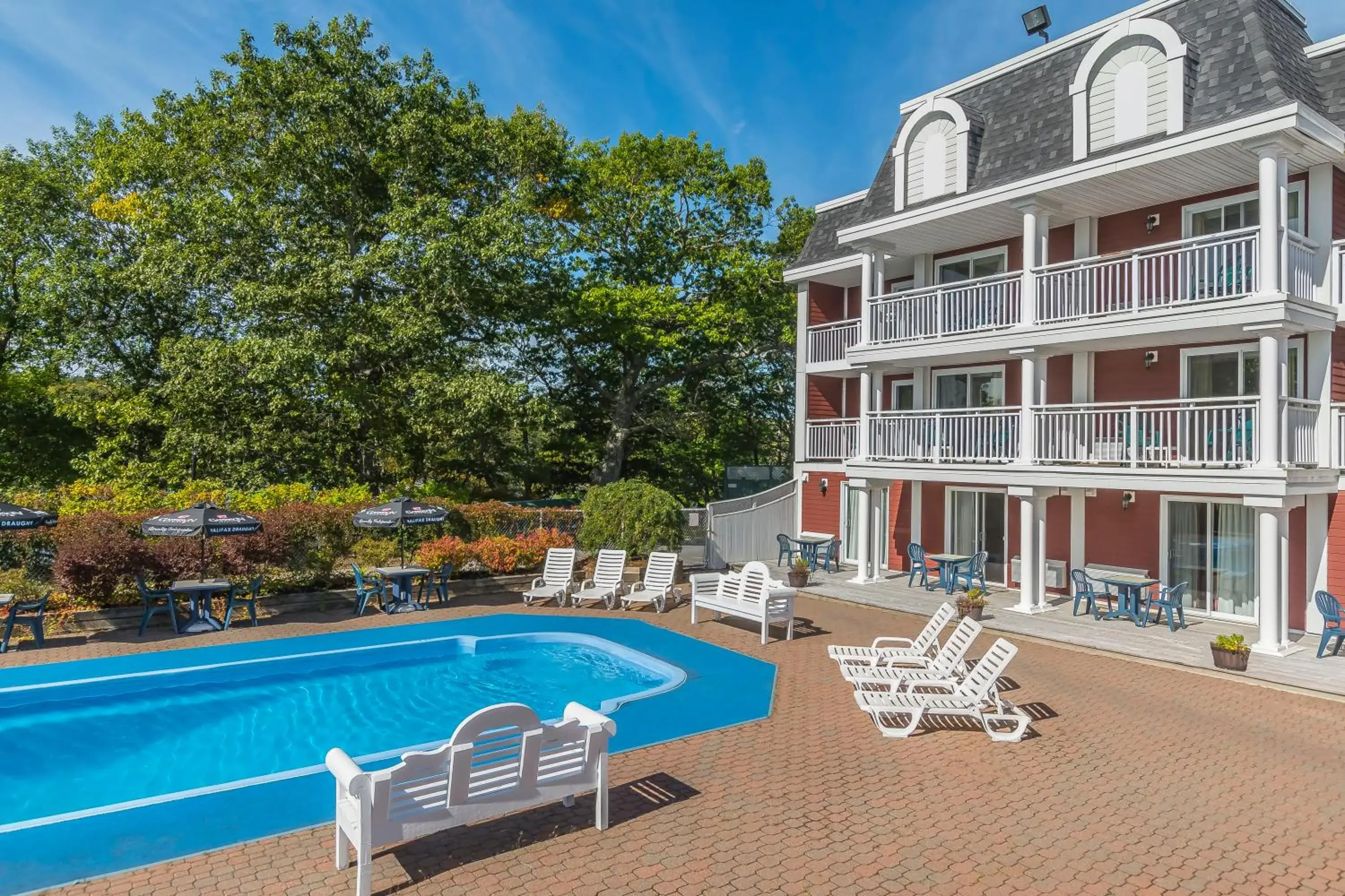 Swimming pool in Inn on the Lake Swimming pool in Inn on the Lake