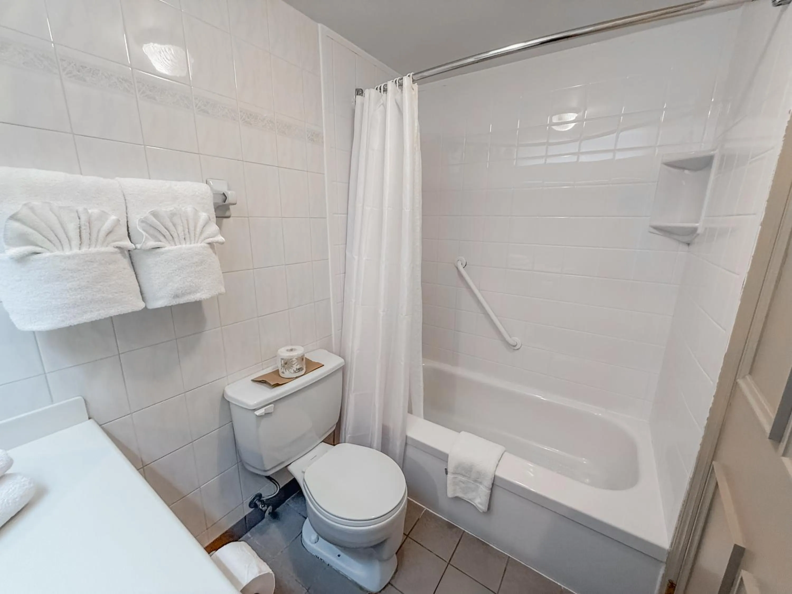 Shower in Inn on the Lake