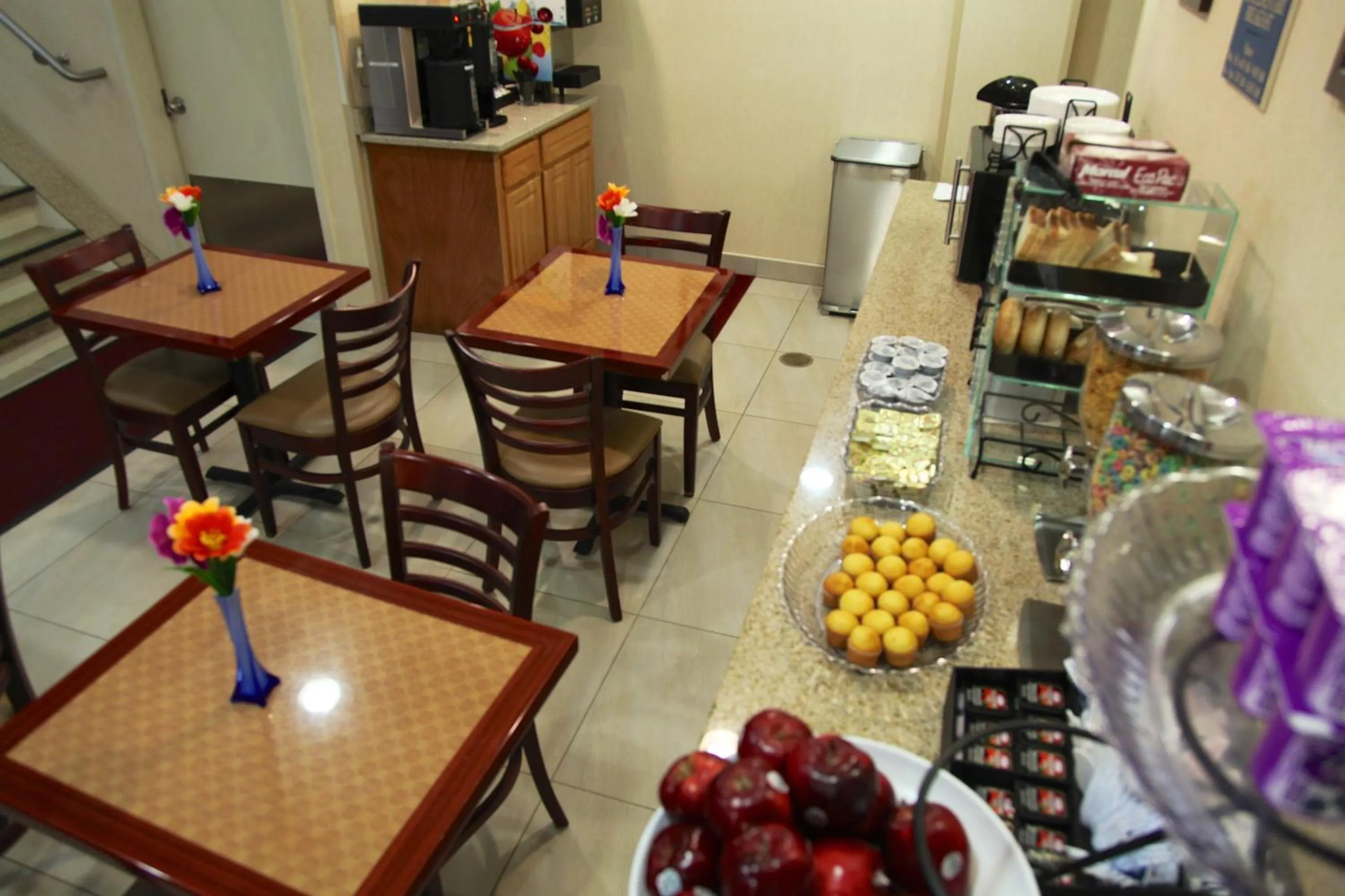 Restaurant/places to eat in Corona Hotel New York - LaGuardia Airport