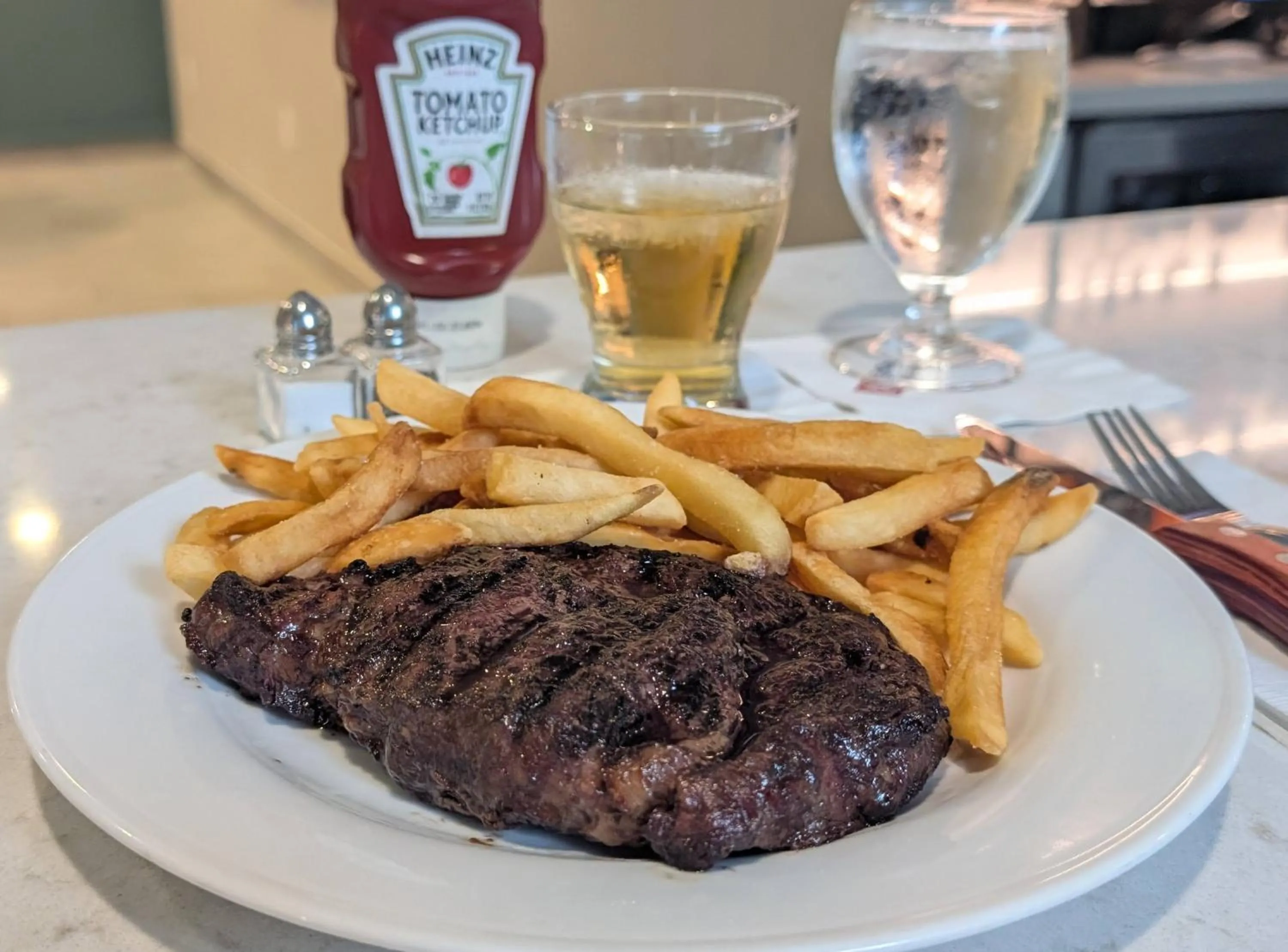 Restaurant/places to eat in Hilton Garden Inn Shirlington