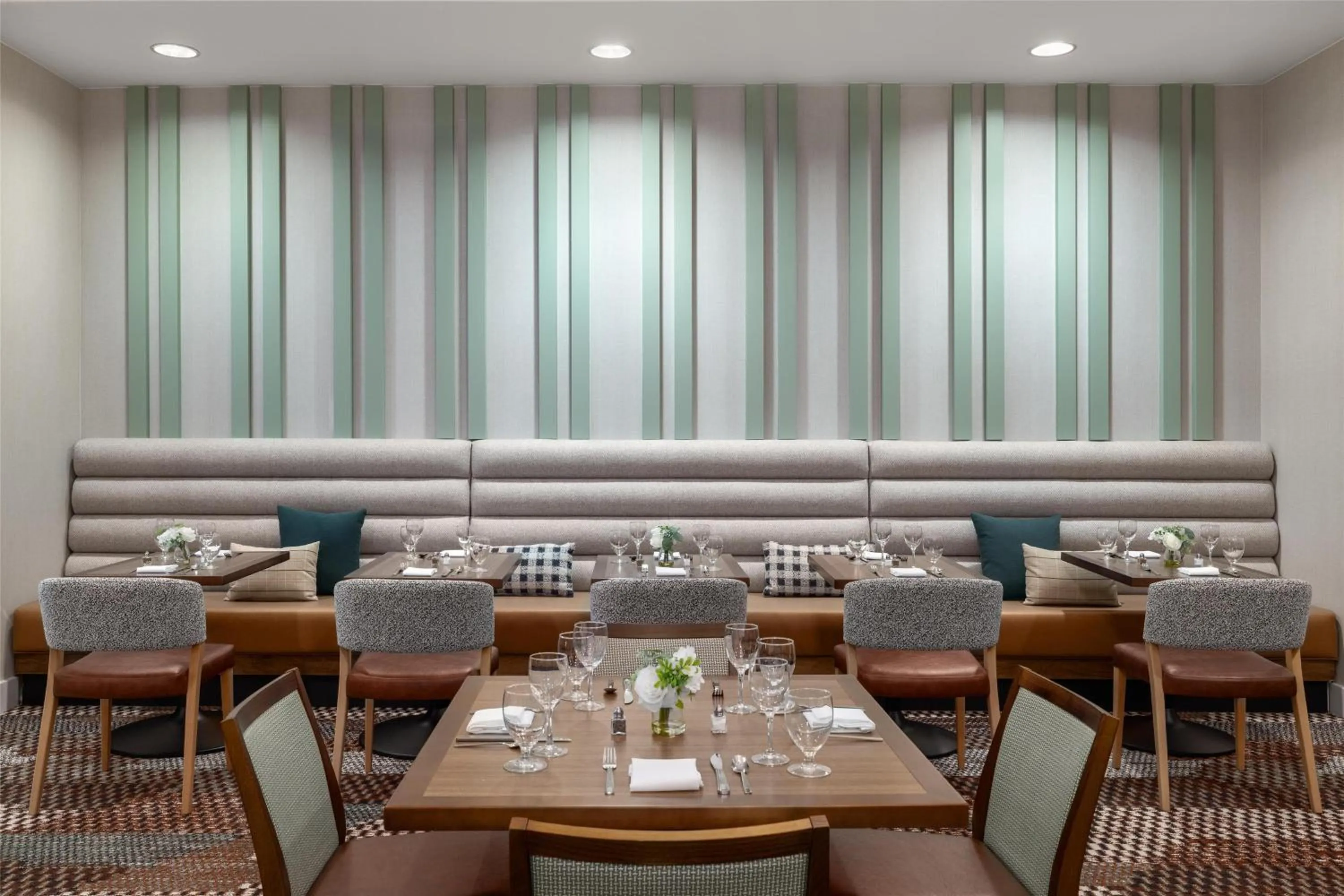 Restaurant/places to eat in Hilton Garden Inn Shirlington