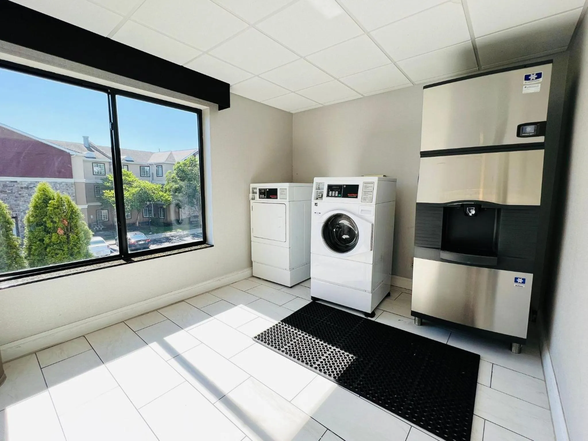 washing machine in La Quinta by Wyndham Mt. Laurel - Philadelphia