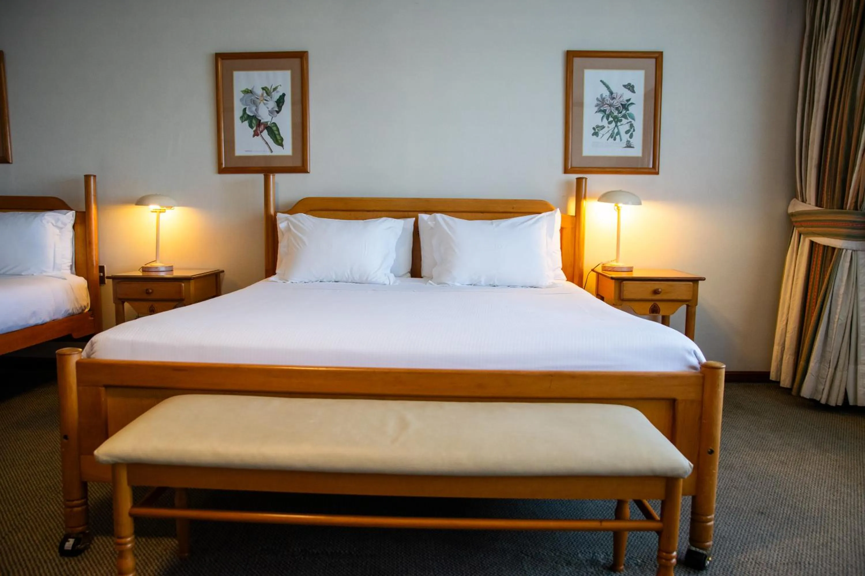 Photo of the whole room, Bed in abba Presidente Suites Puerto Montt
