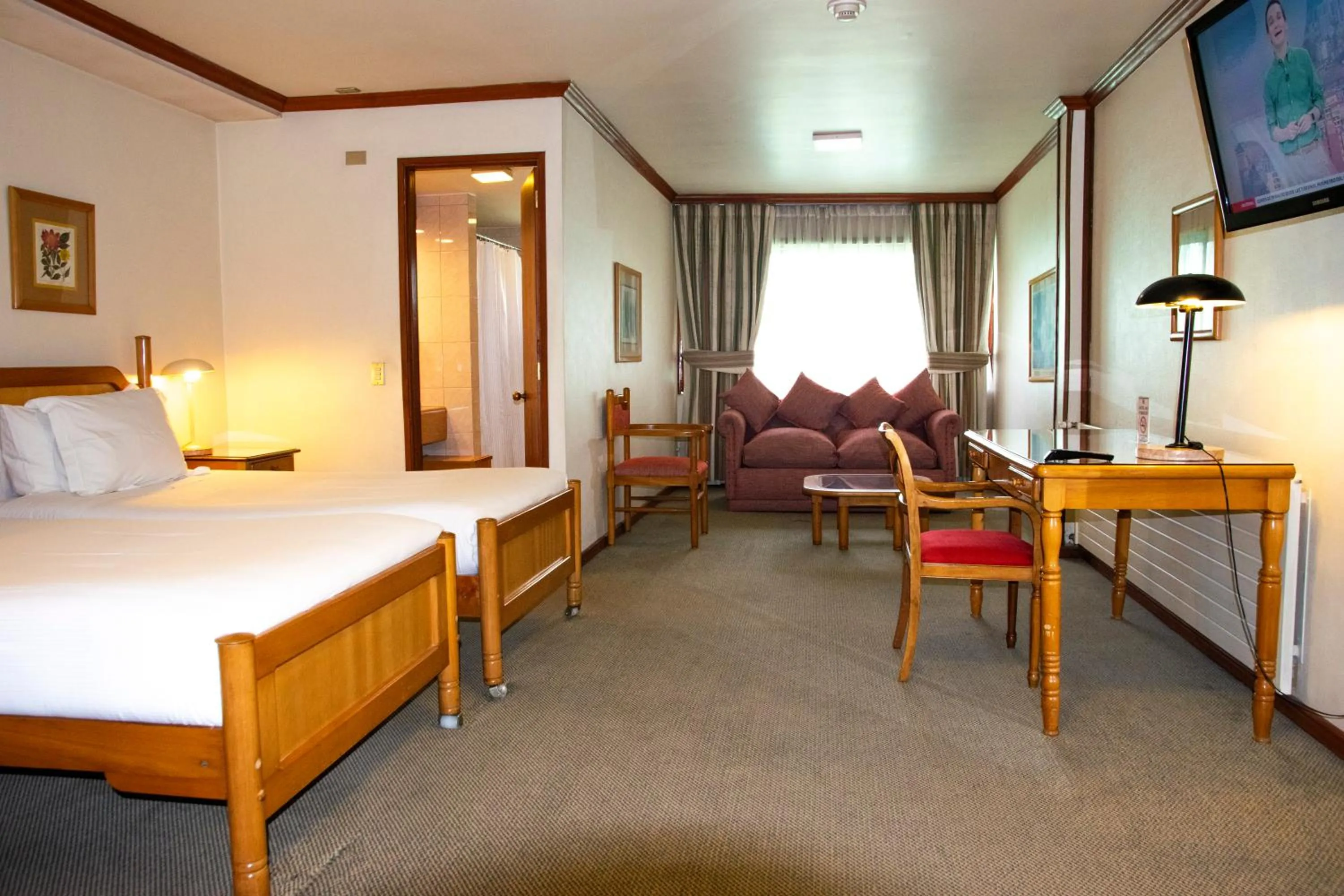 Photo of the whole room, Bed in abba Presidente Suites Puerto Montt