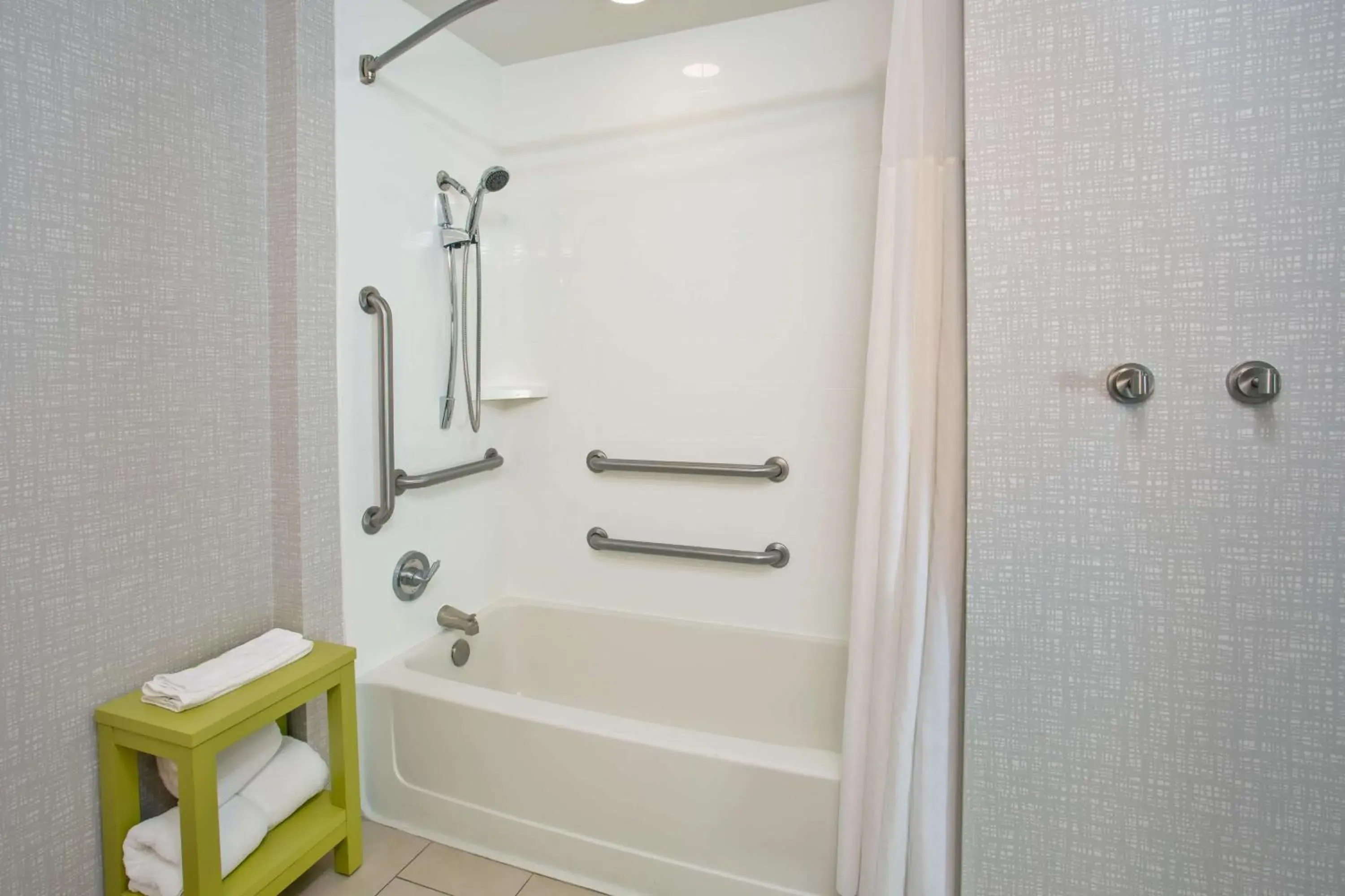 King Room with Accessible Tub - Mobility and Hearing Access/Non-Smoking in Hampton Inn & Suites Athens/Interstate 65 King Room with Accessible Tub - Mobility and Hearing Access/Non-Smoking in Hampton Inn & Suites Athens/Interstate 65
