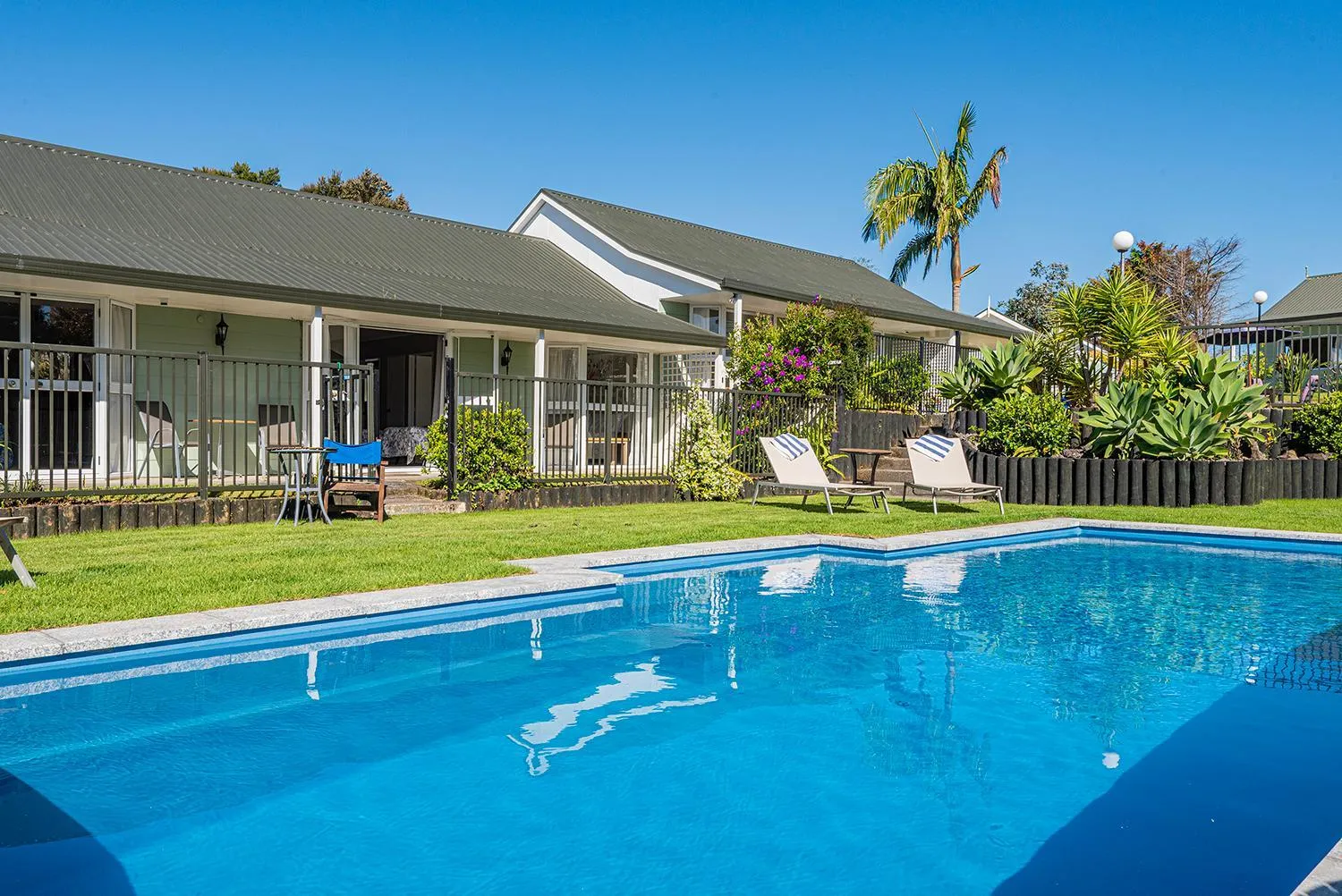 Swimming pool in Ash Grove Boutique Motel
