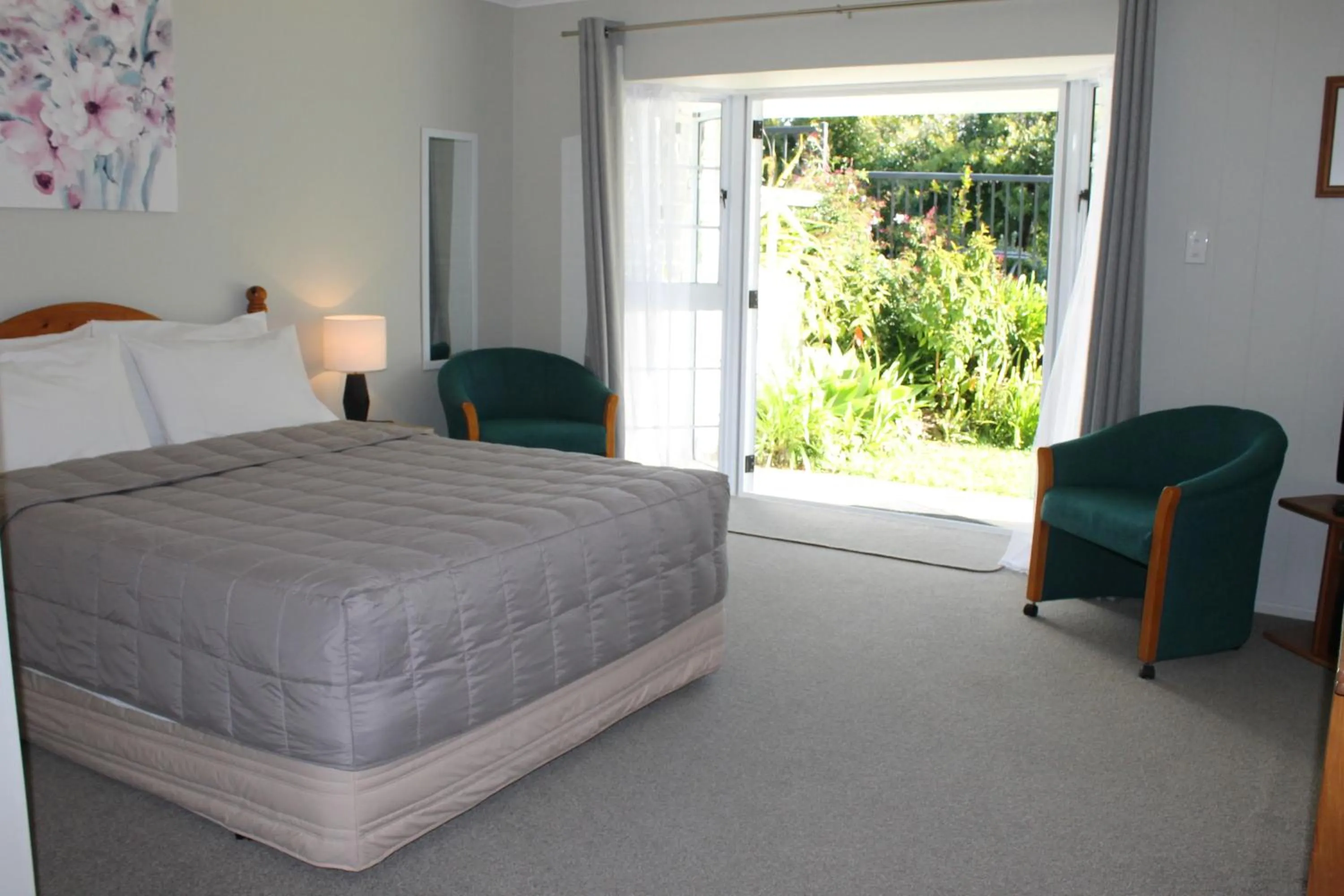 Bed in Ash Grove Boutique Motel