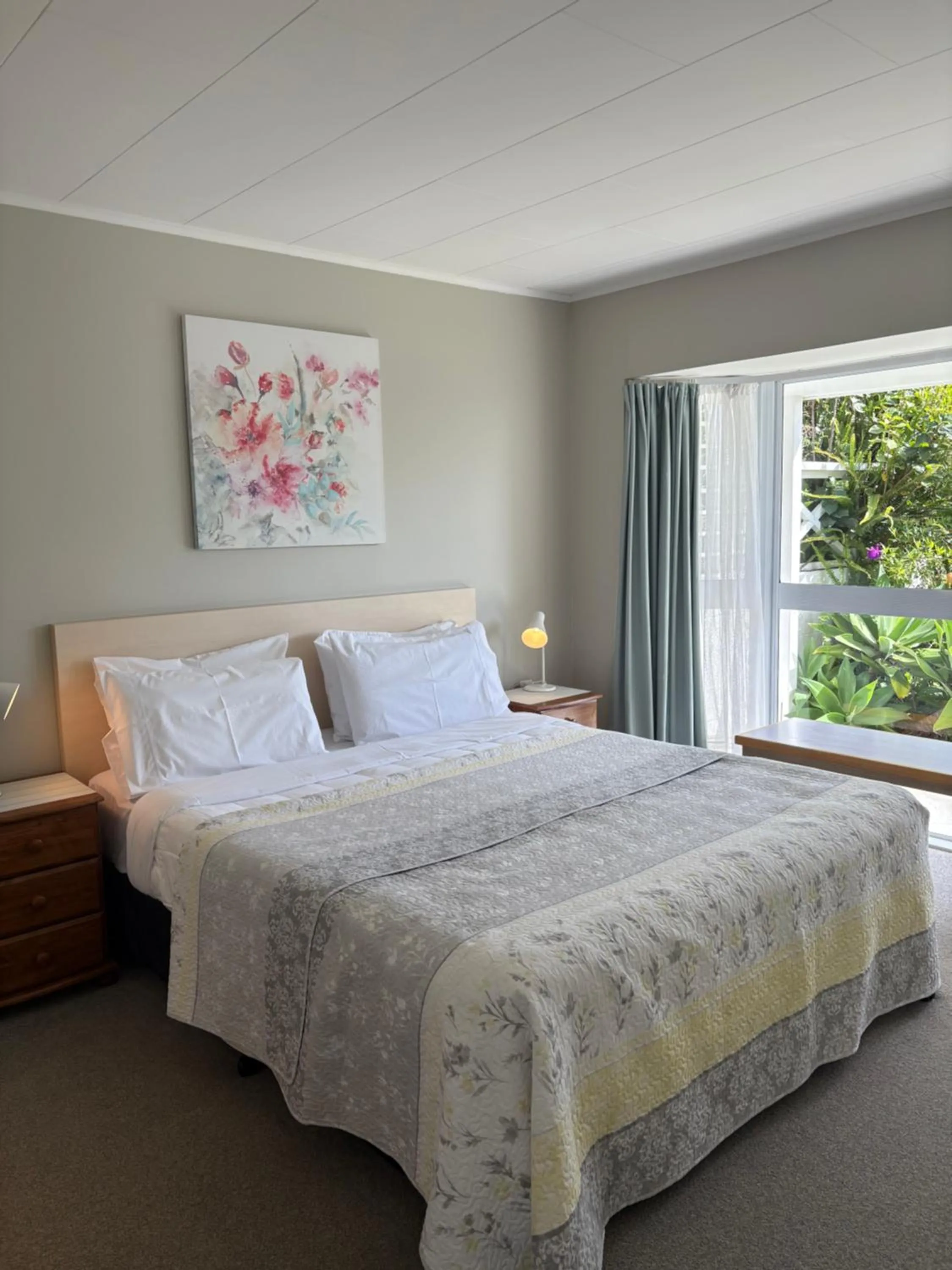 Bed in Ash Grove Boutique Motel