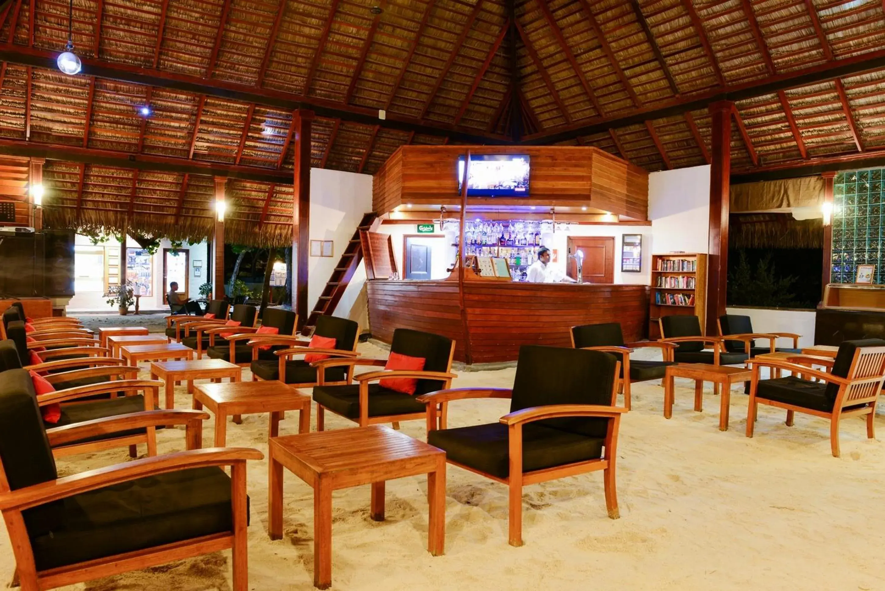 Lounge or bar in Adaaran Club Rannalhi - All Inclusive - 45 Minutes away from Male by Speedboat Lounge or bar in Adaaran Club Rannalhi - All Inclusive - 45 Minutes away from Male by Speedboat