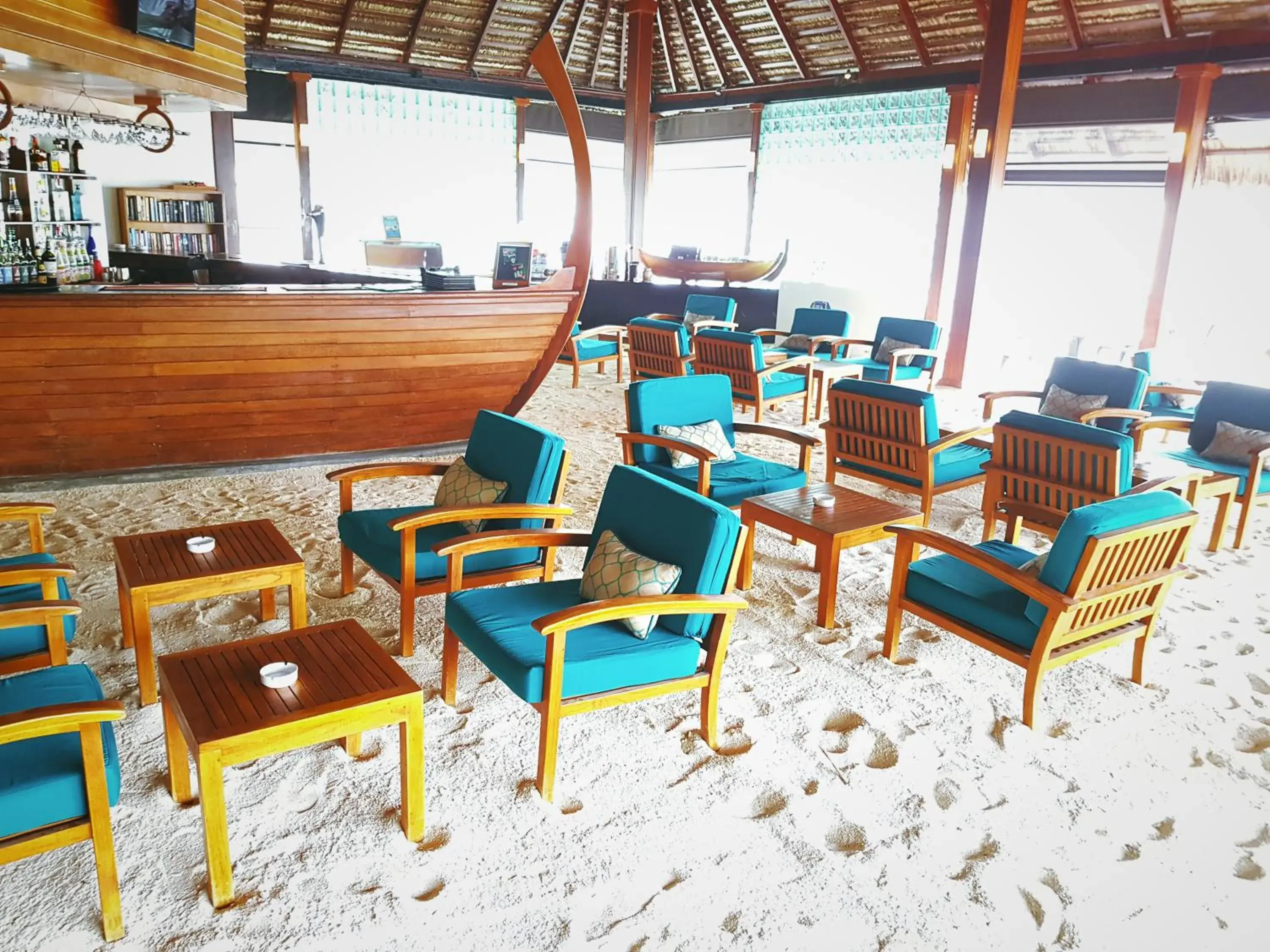 Lounge or bar in Adaaran Club Rannalhi - All Inclusive - 45 Minutes away from Male by Speedboat Lounge or bar in Adaaran Club Rannalhi - All Inclusive - 45 Minutes away from Male by Speedboat