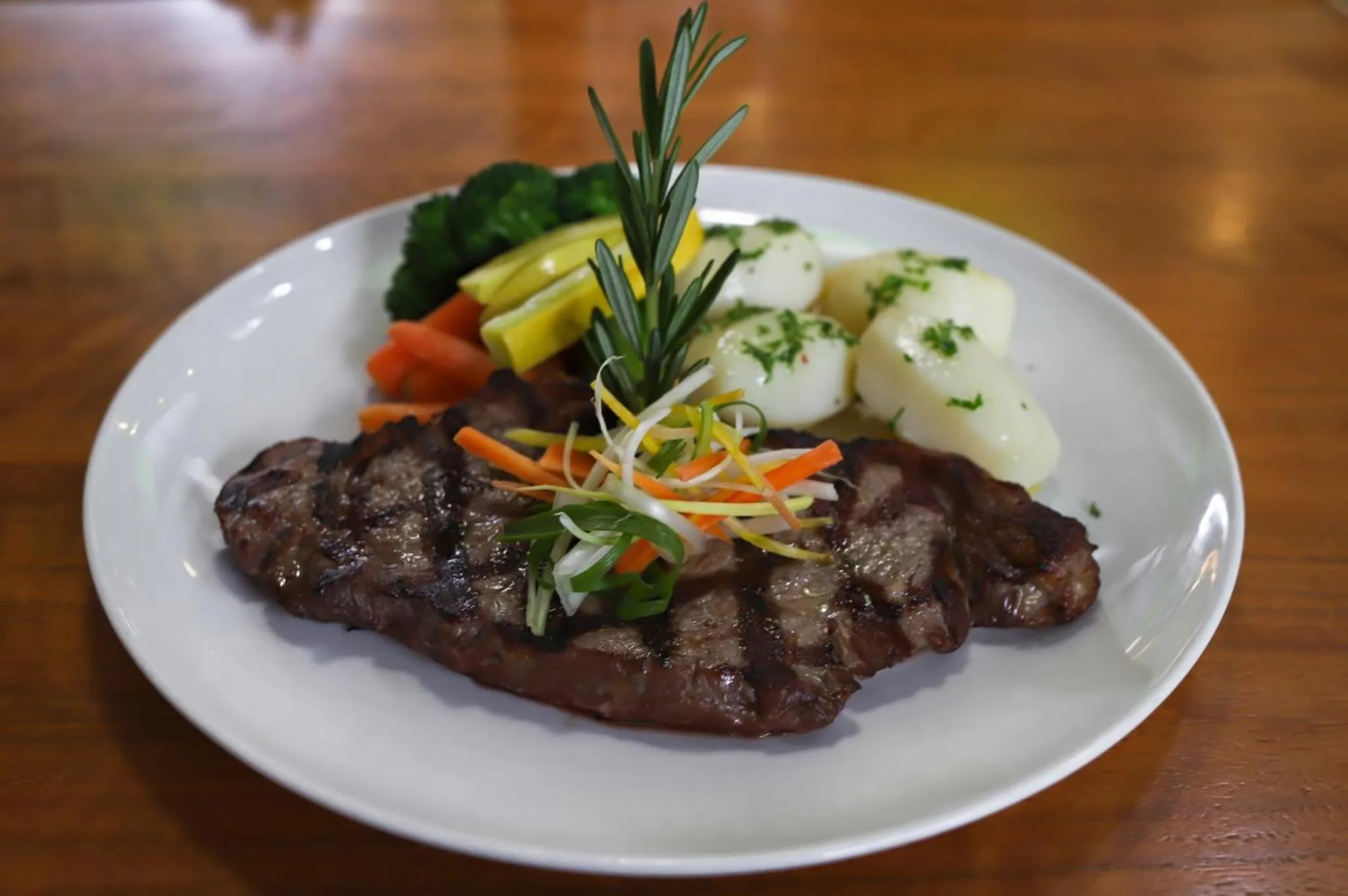 Restaurant/places to eat in Holiday Inn Burlington Conference Centre by IHG