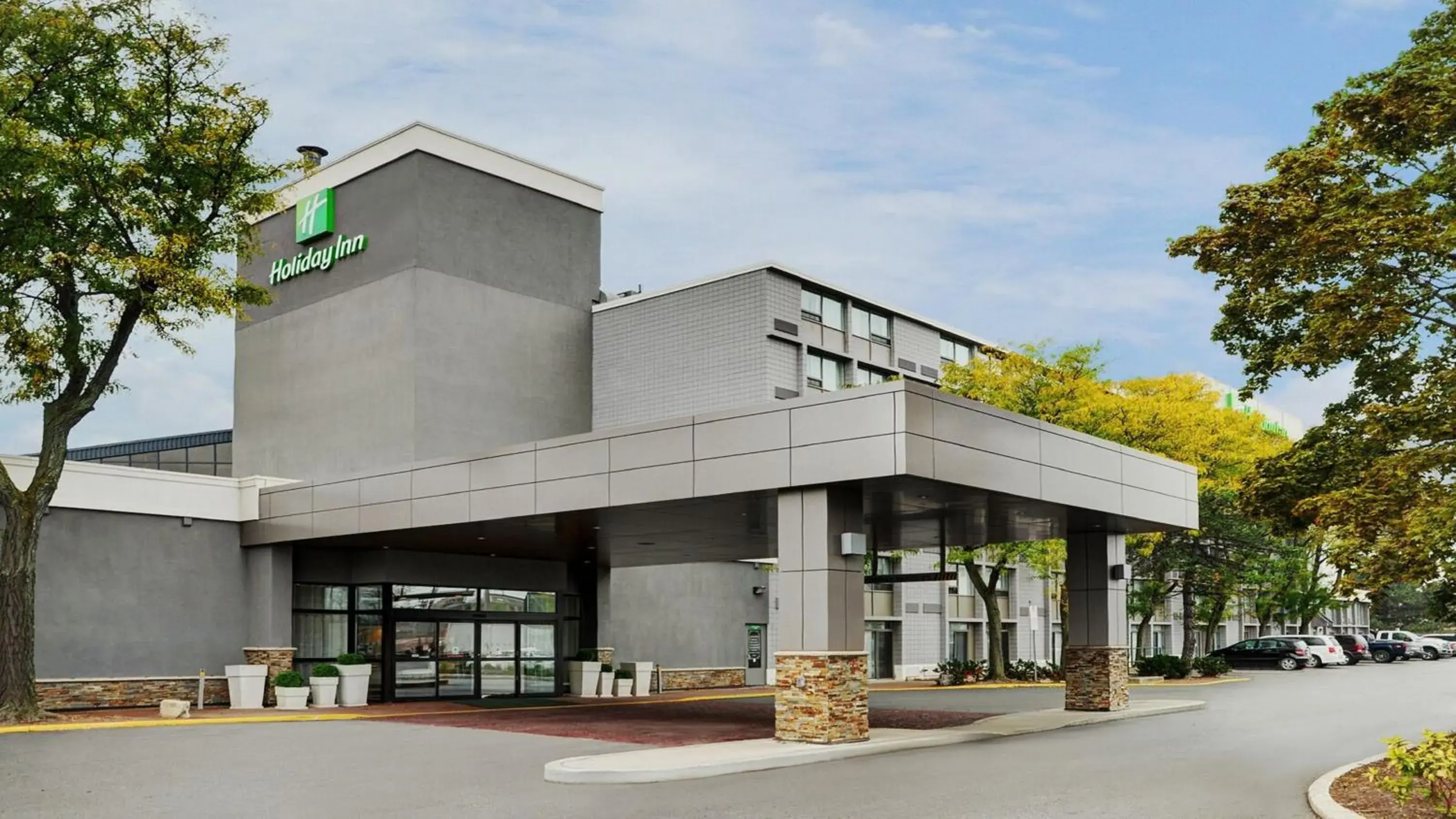 Property building in Holiday Inn Burlington Conference Centre by IHG Property building in Holiday Inn Burlington Conference Centre by IHG