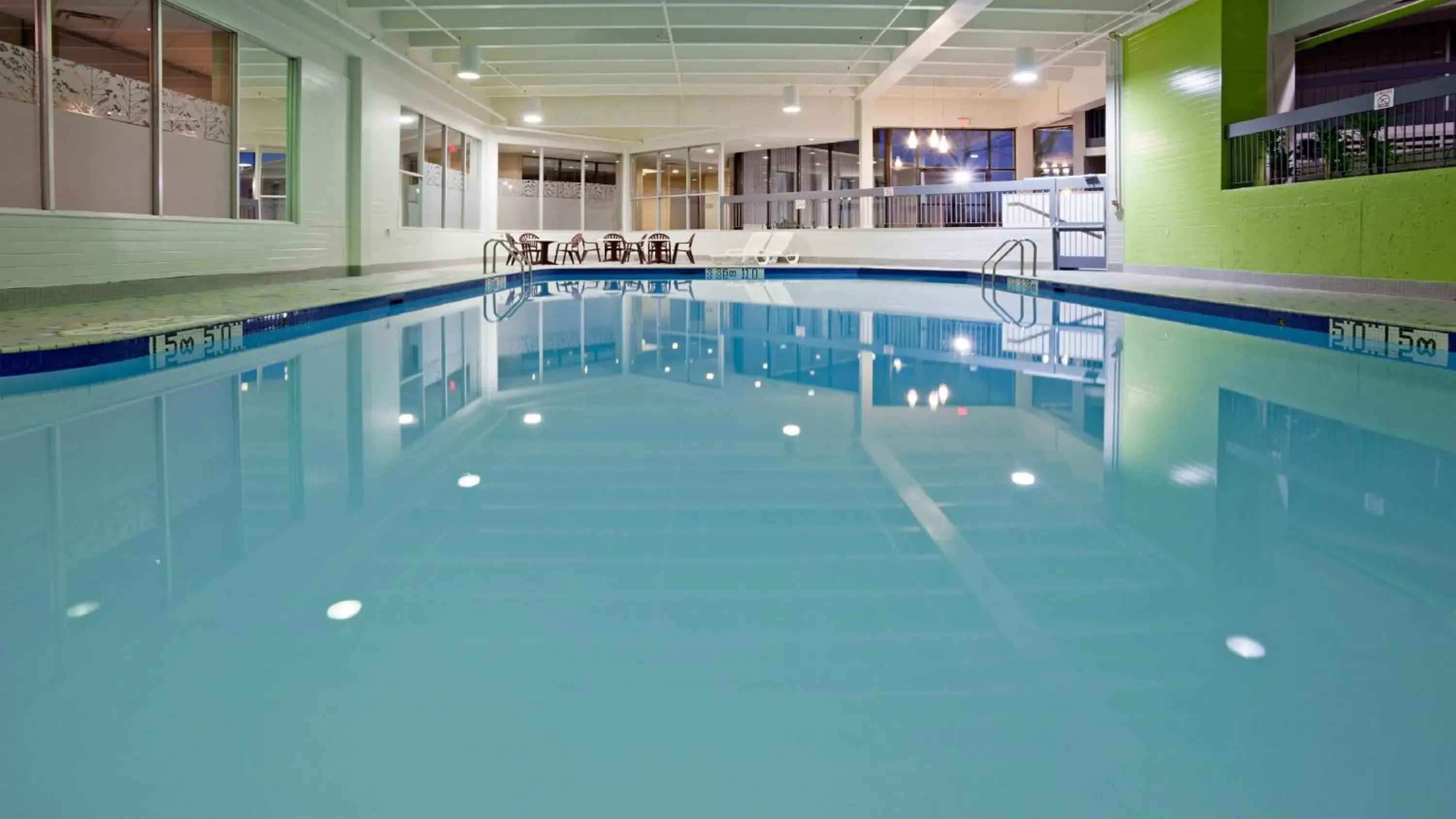 Swimming pool in Holiday Inn Burlington Conference Centre by IHG Swimming pool in Holiday Inn Burlington Conference Centre by IHG