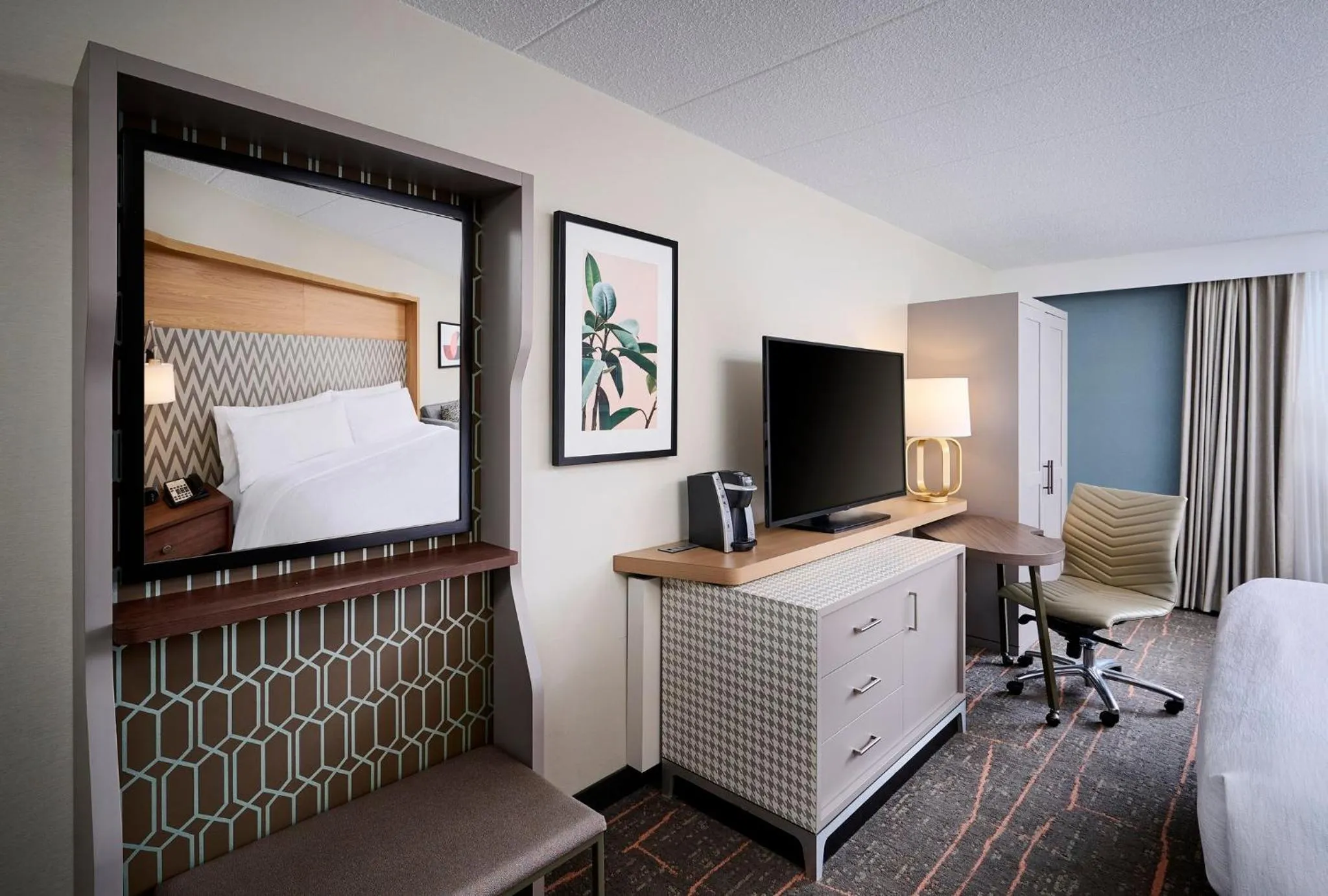 Photo of the whole room, Bed in Holiday Inn Burlington Conference Centre by IHG