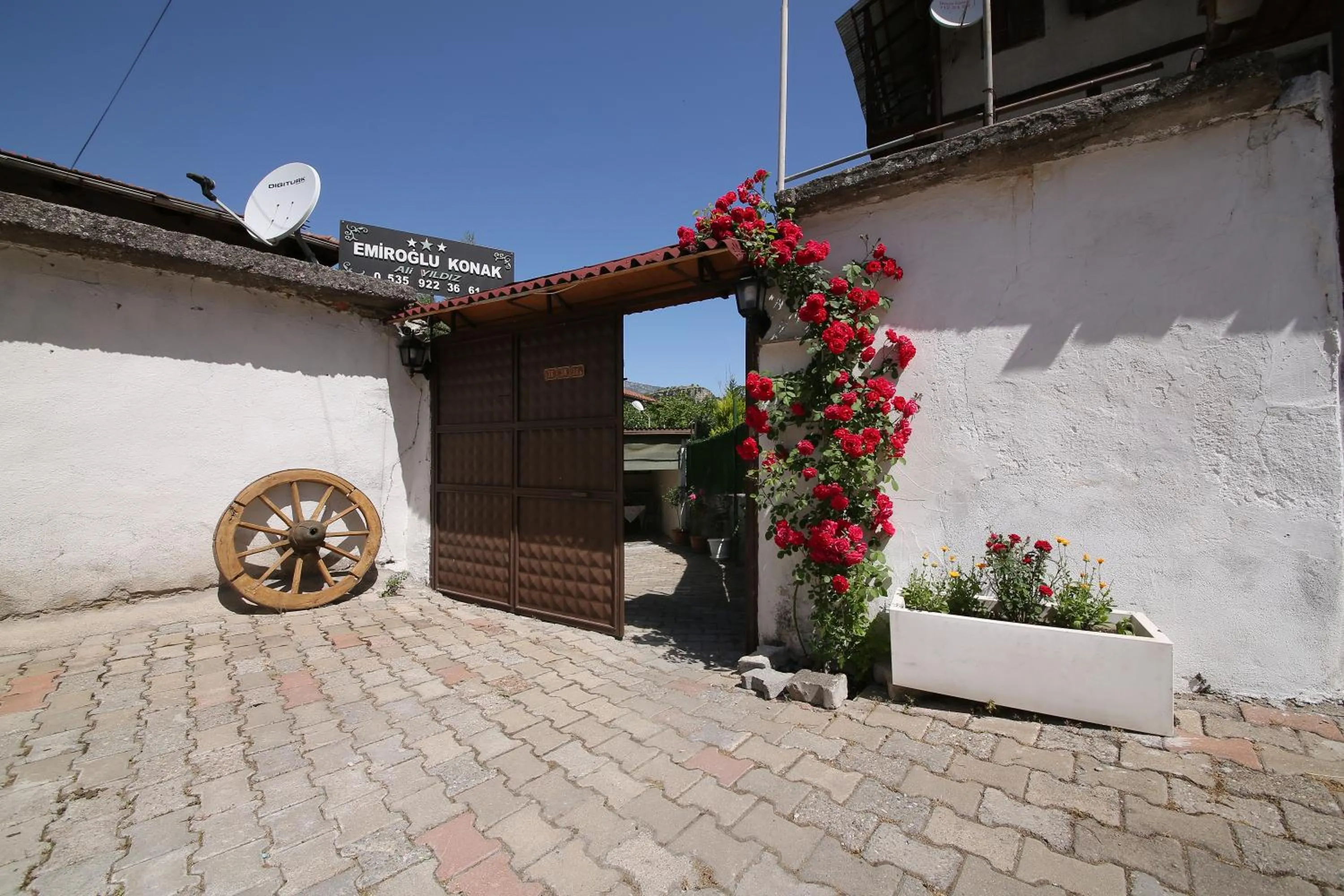 Facade/entrance in Emiroğlu Konak Otel
