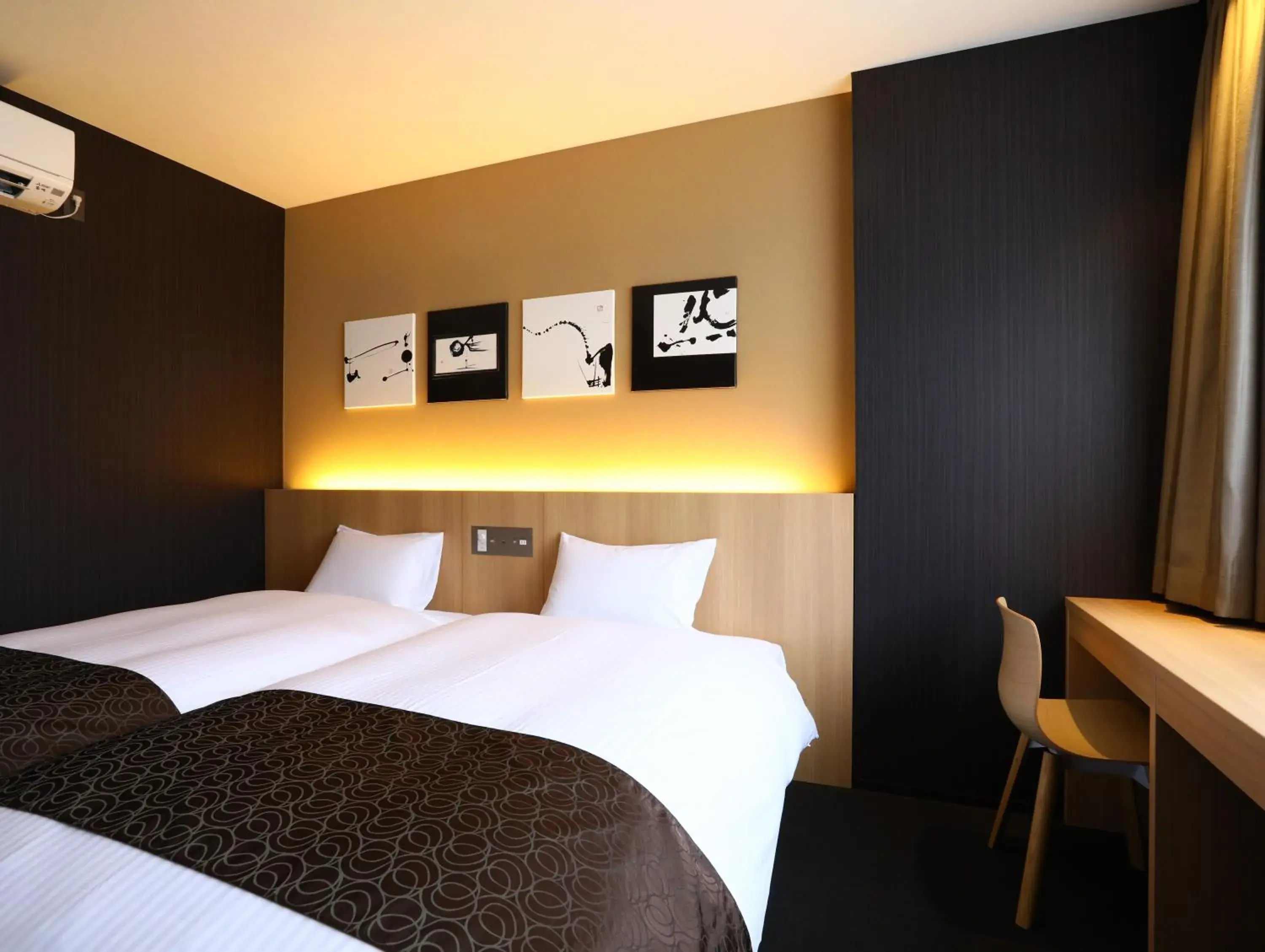 Bed in KOKO HOTEL Kyoto Shijo Karasuma - formerly Hotel Wing International Kyoto - Shijo Karasuma Bed in KOKO HOTEL Kyoto Shijo Karasuma - formerly Hotel Wing International Kyoto - Shijo Karasuma