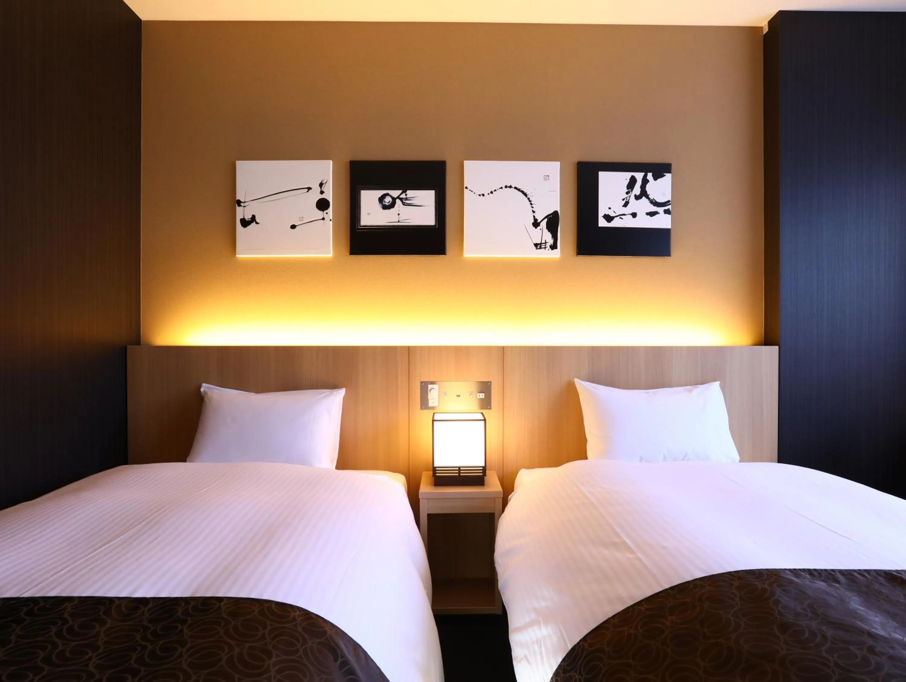 Bed in KOKO HOTEL Kyoto Shijo Karasuma - formerly Hotel Wing International Kyoto - Shijo Karasuma