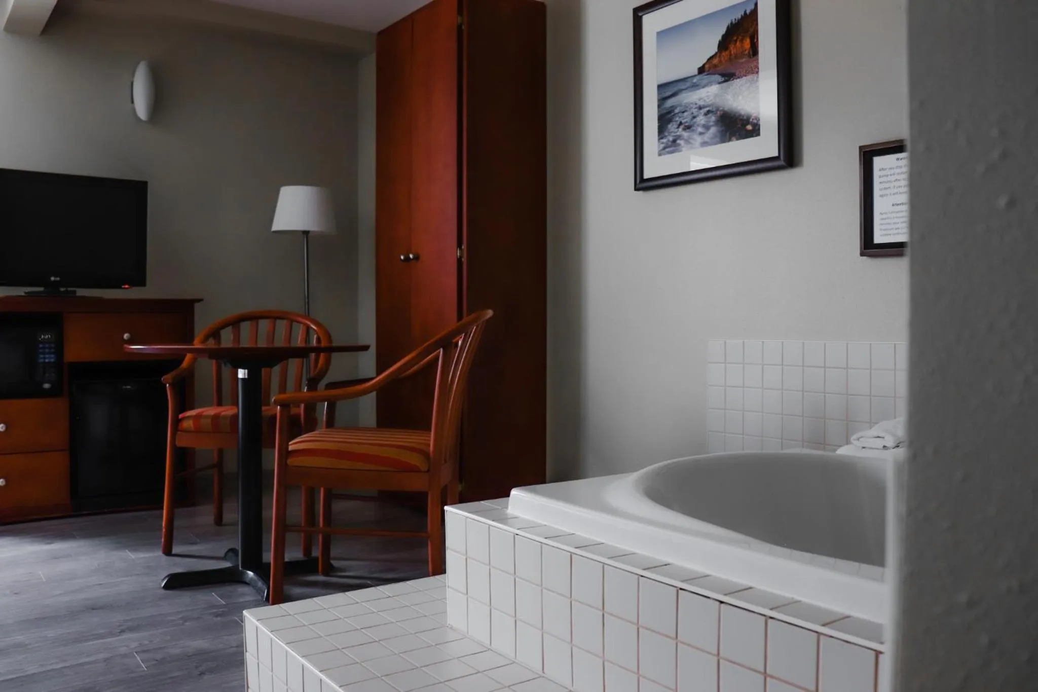 Photo of the whole room, Bed in Super 8 by Wyndham Campbellton NB