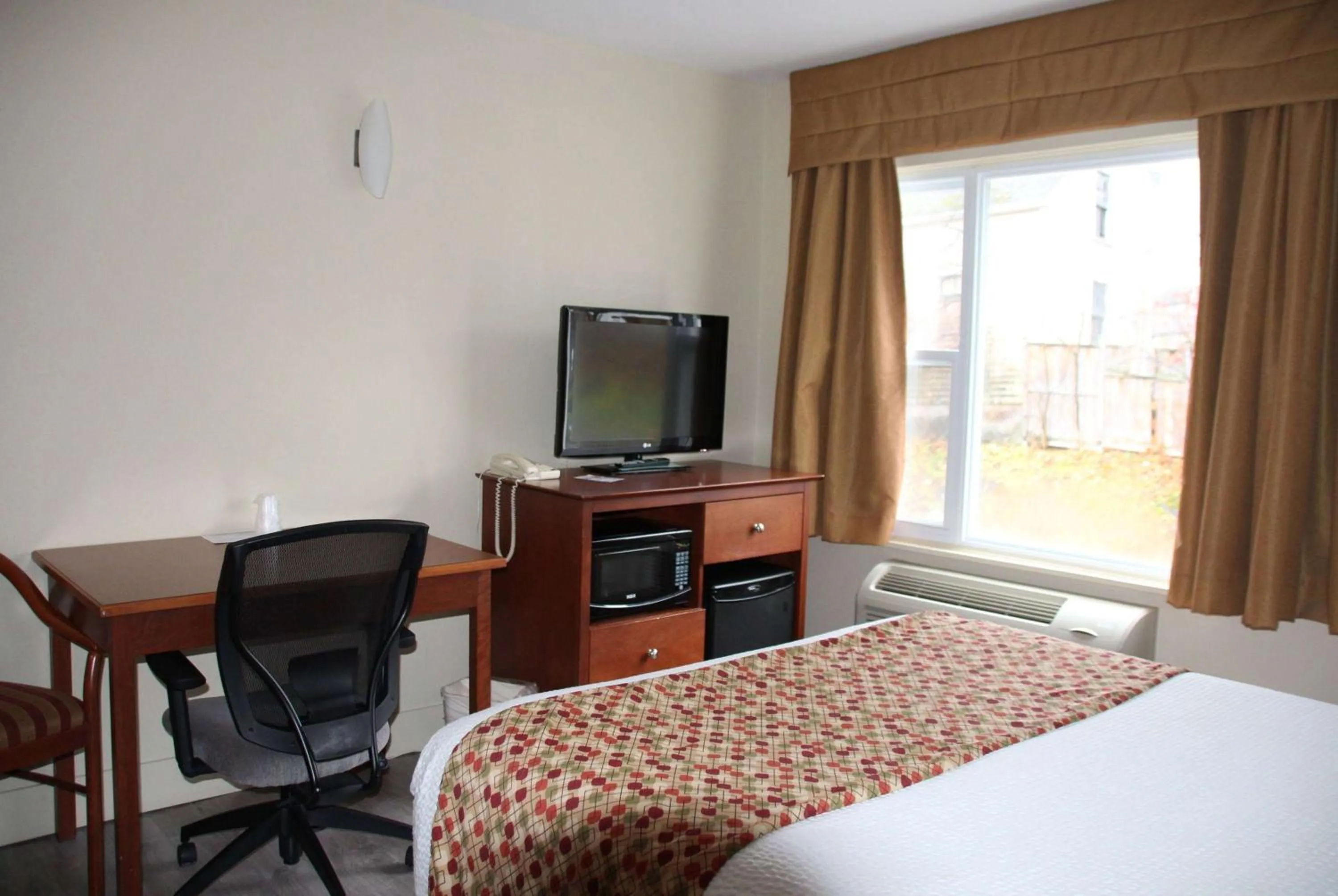 Photo of the whole room, Bed in Super 8 by Wyndham Campbellton NB