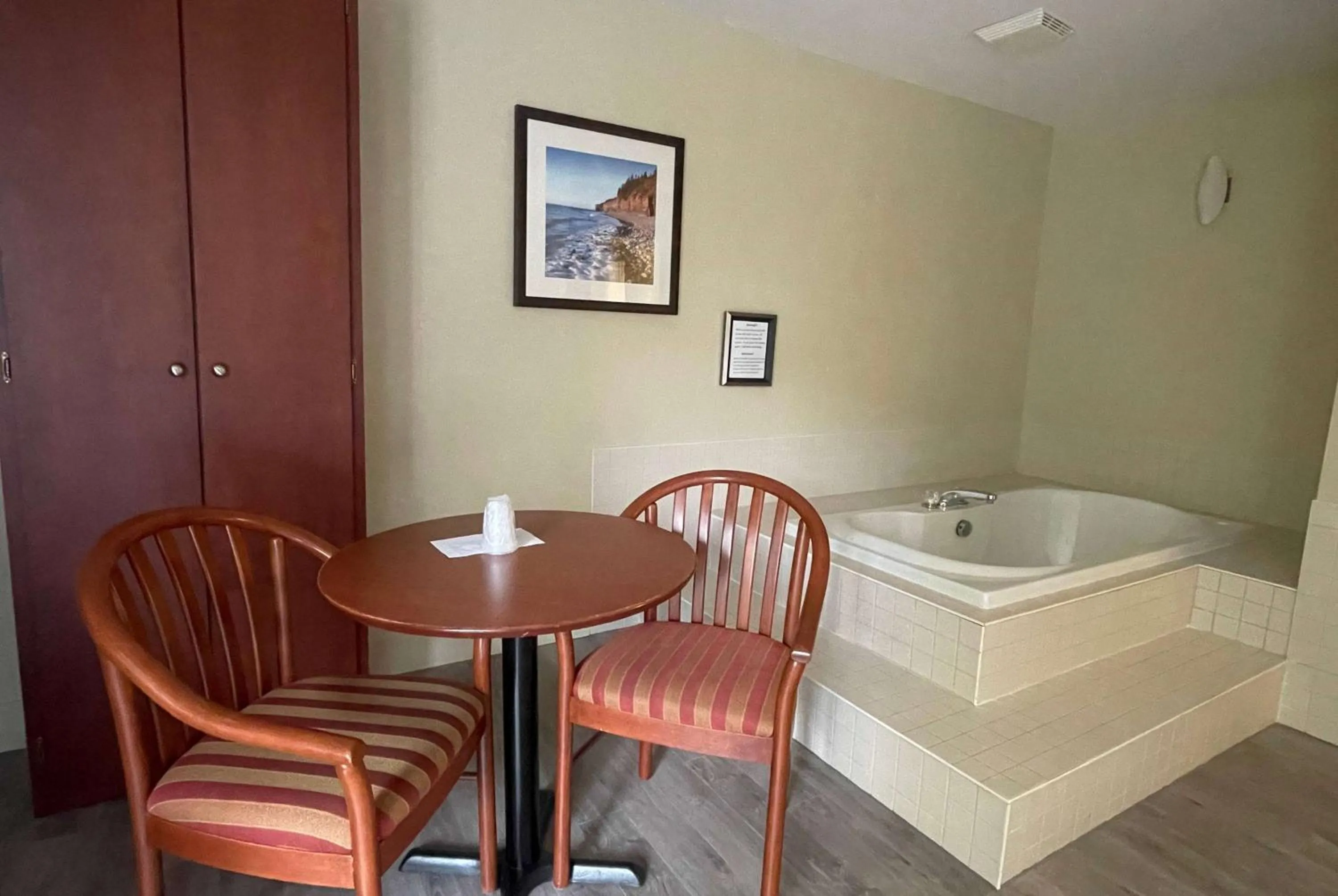 Photo of the whole room in Super 8 by Wyndham Campbellton NB