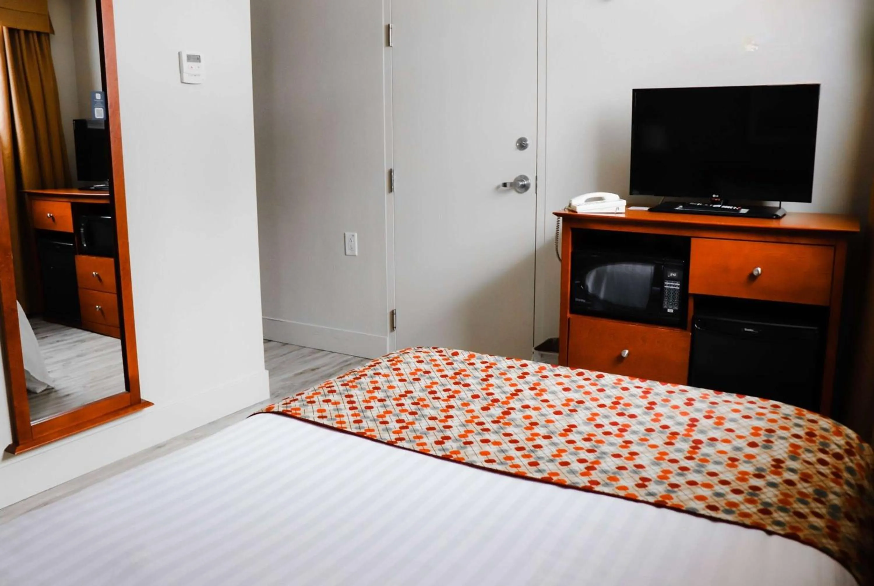 Photo of the whole room, Bed in Super 8 by Wyndham Campbellton NB