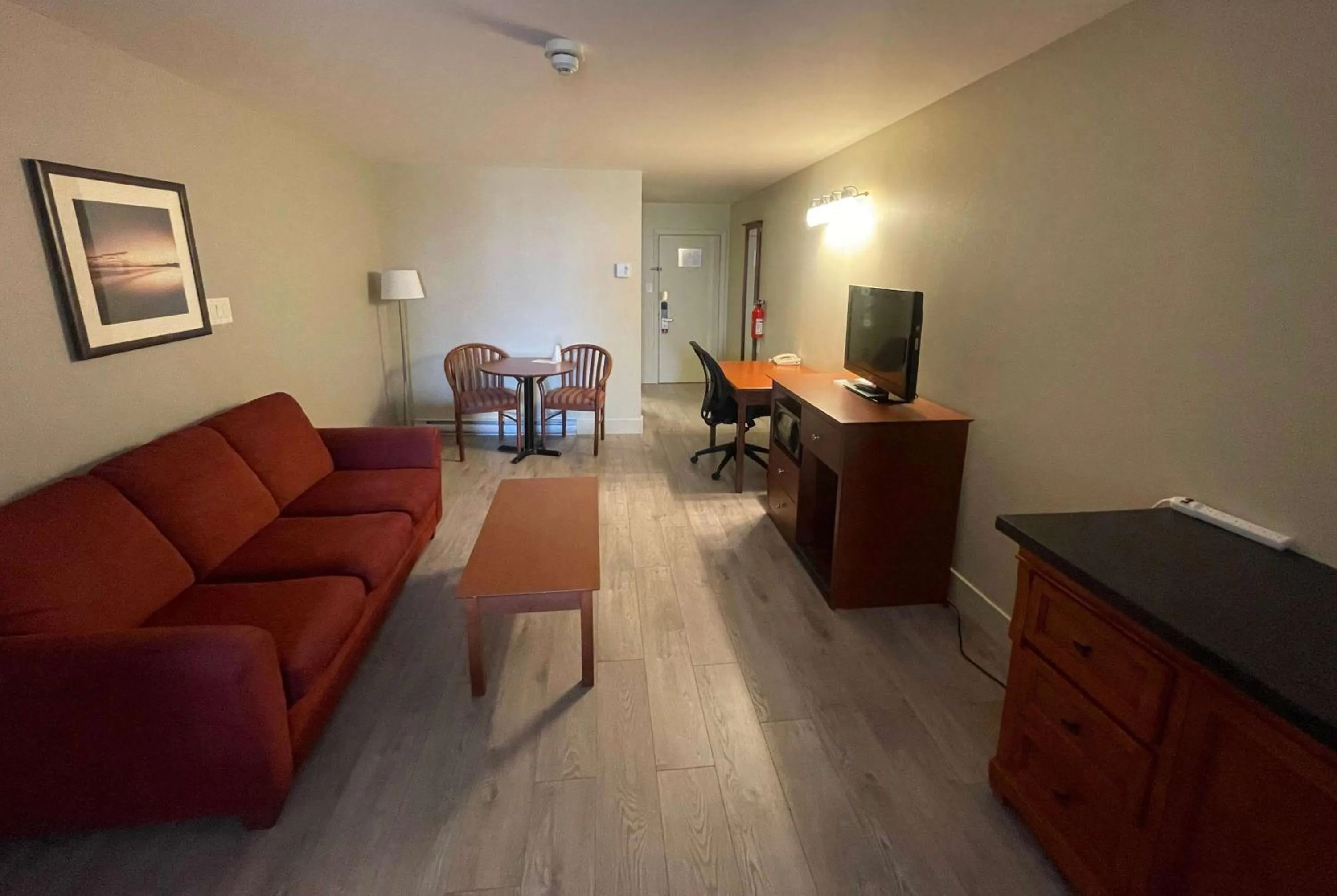 Photo of the whole room in Super 8 by Wyndham Campbellton NB